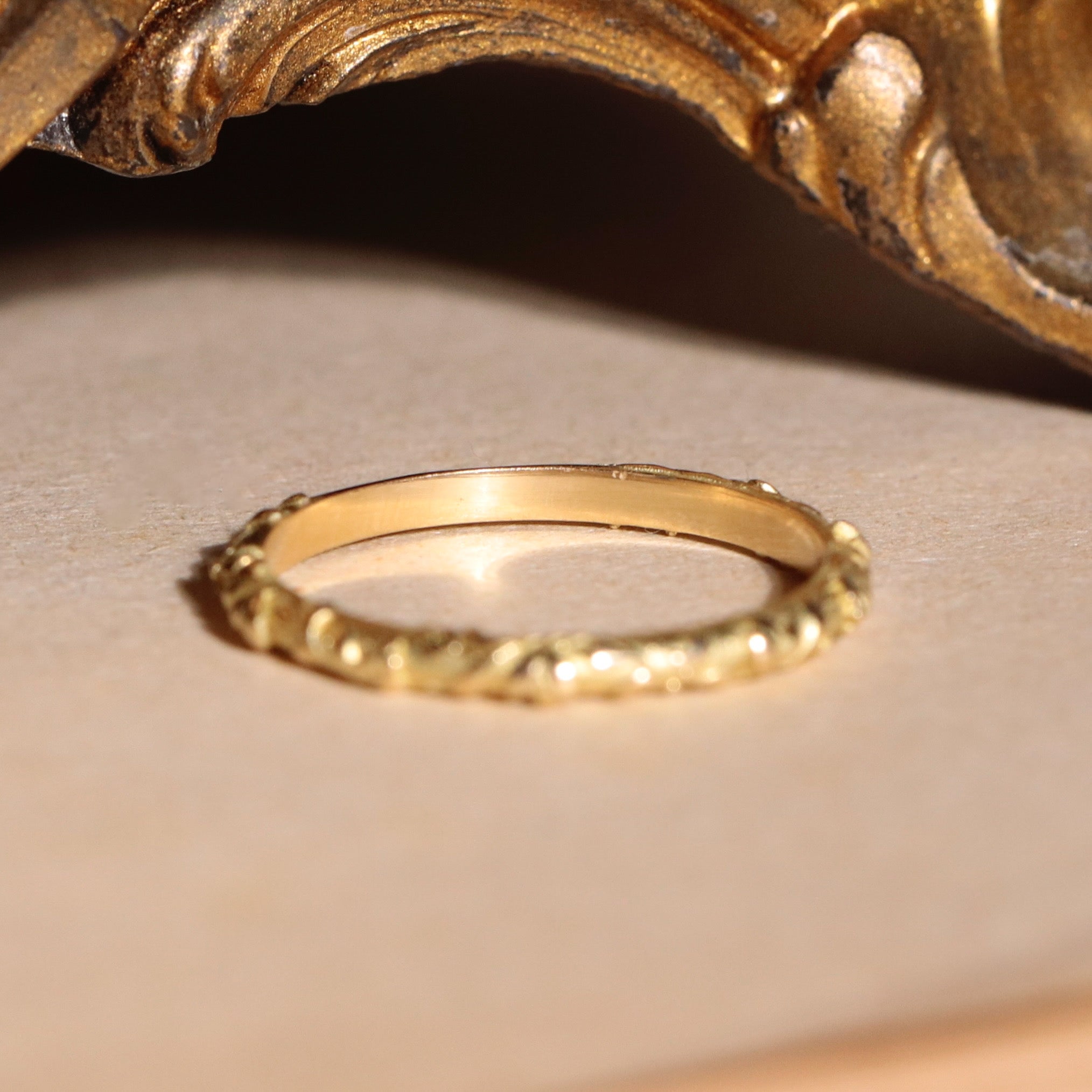 Alliance style ancien gravée motif feuillages