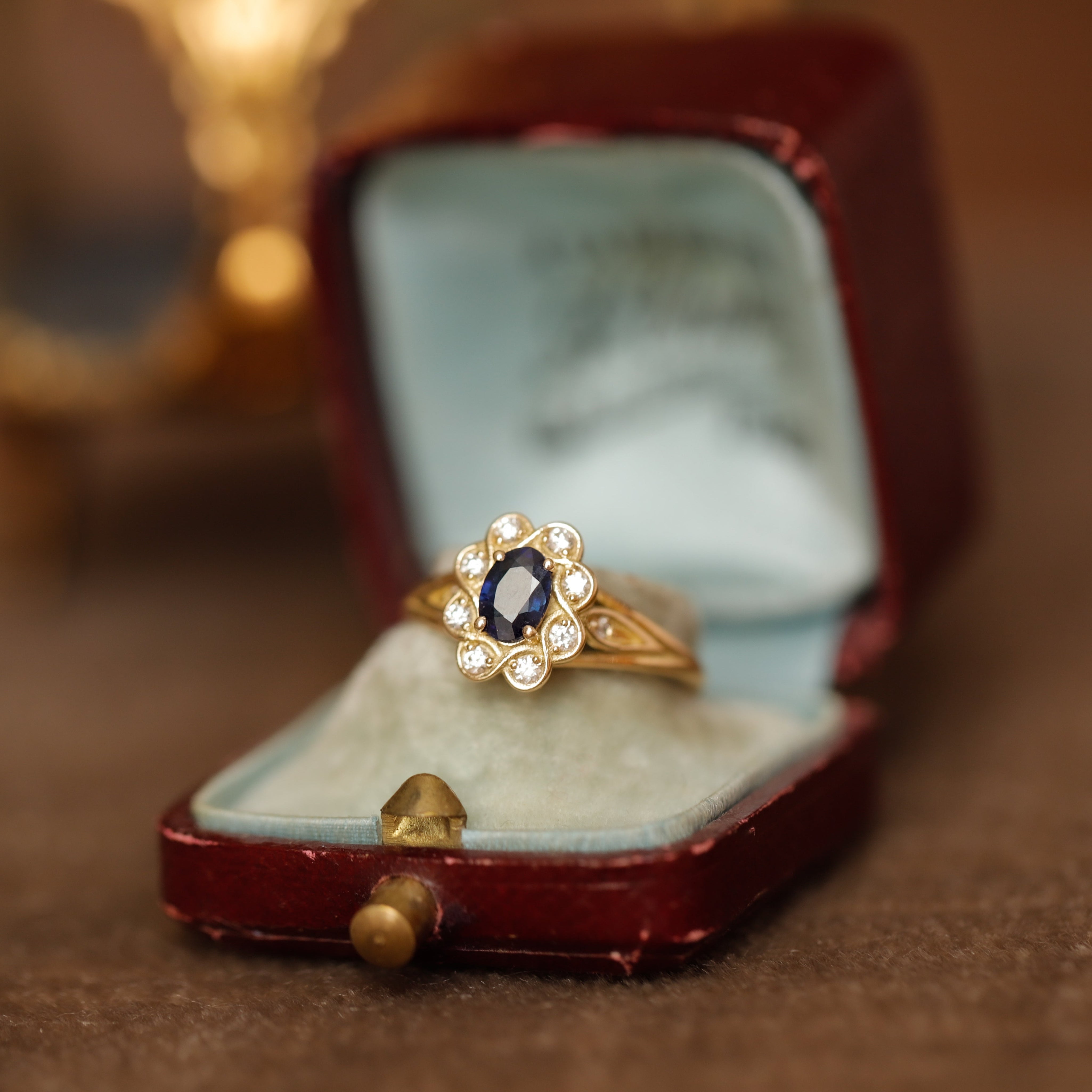 Antheia_bague_marguerite_saphir_et_diamants_style_vintage.jpg