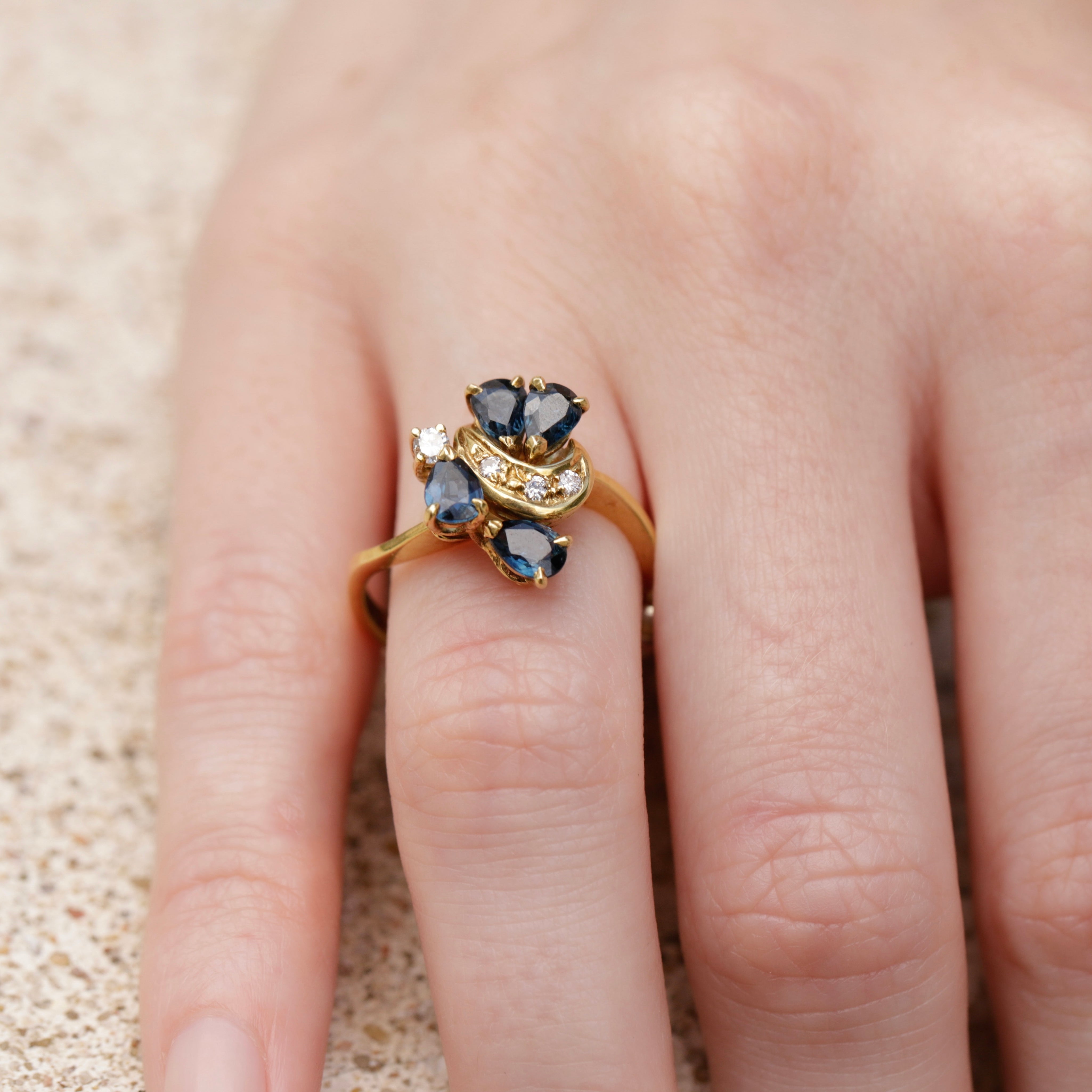 Bague fleur forme libre saphirs poires diamants