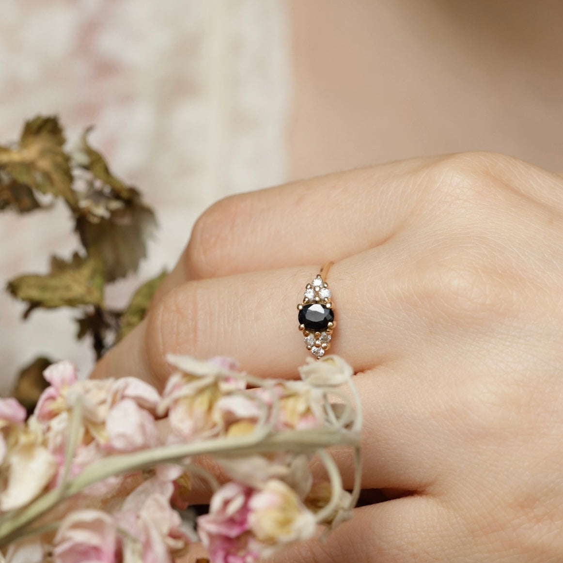 Bague fine vintage saphirs et pierres blanches