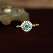 bague de fiançailles émeraude et diamants style vintage motifs feuillages 