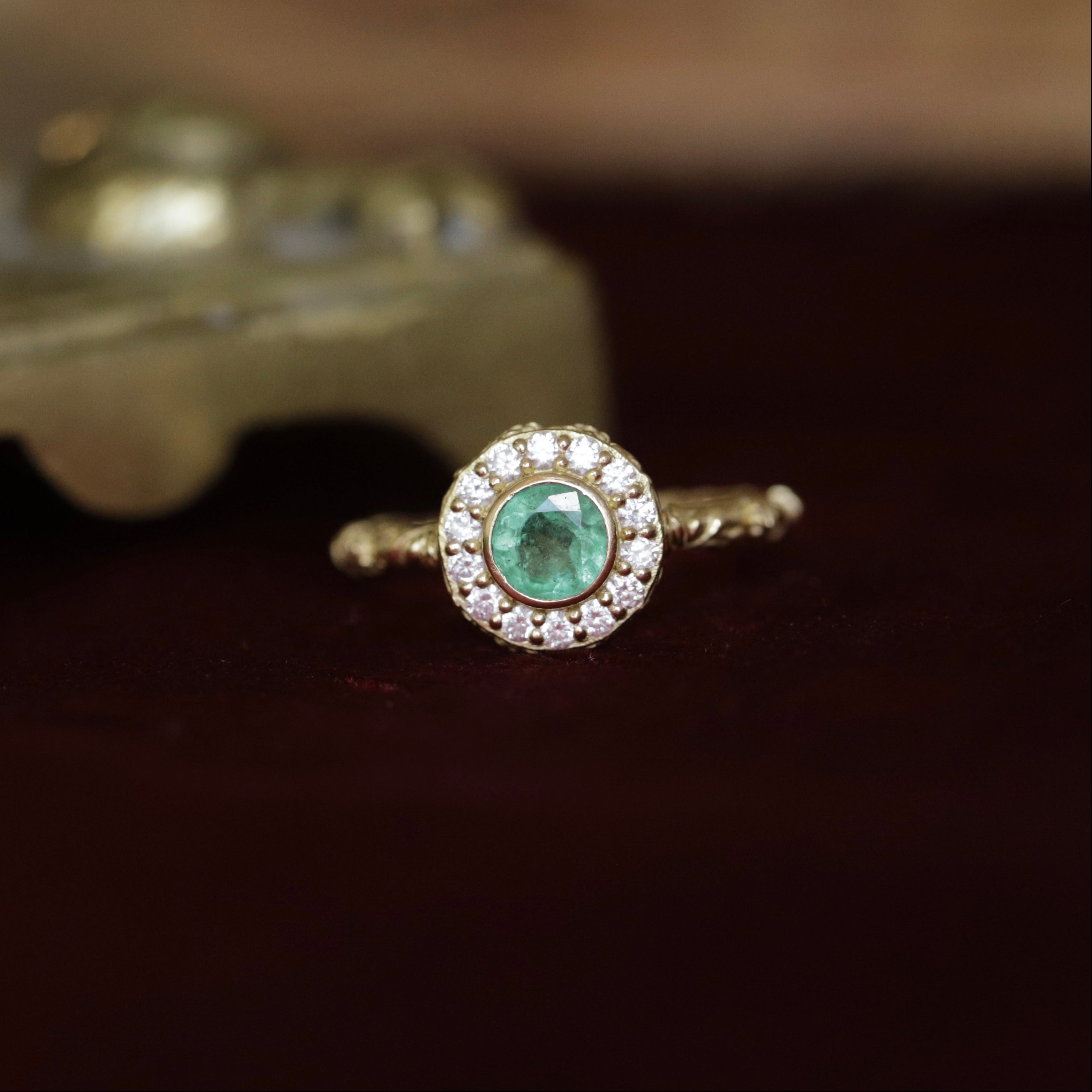 bague de fiançailles émeraude et diamants style vintage motifs feuillages 