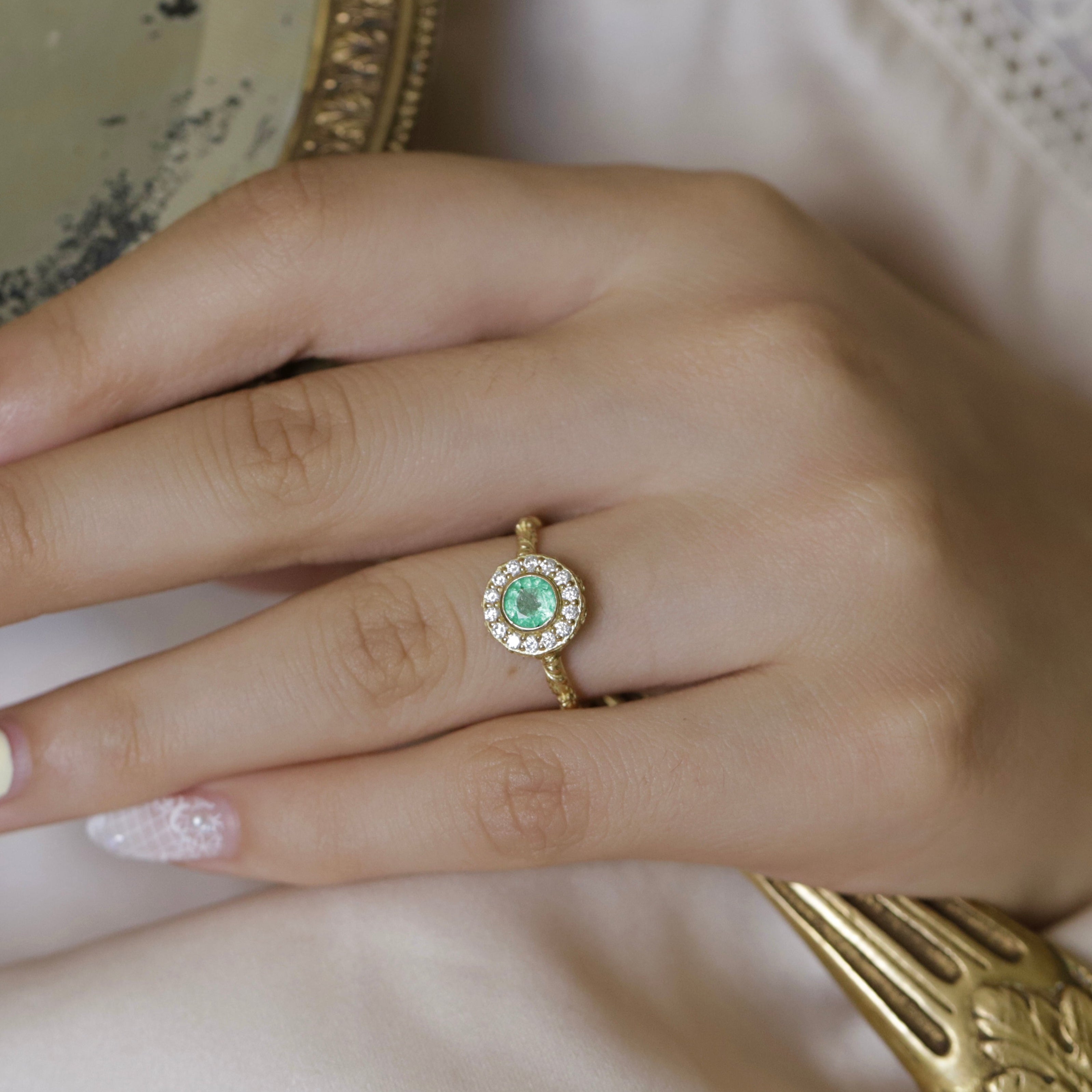 Bague de fiançailles émeraude et diamants style vintage motifs feuillages 