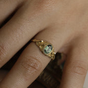 Bague de fiançailles solitaire en saphir et feuillage en or 18 carats recyclé style vintage