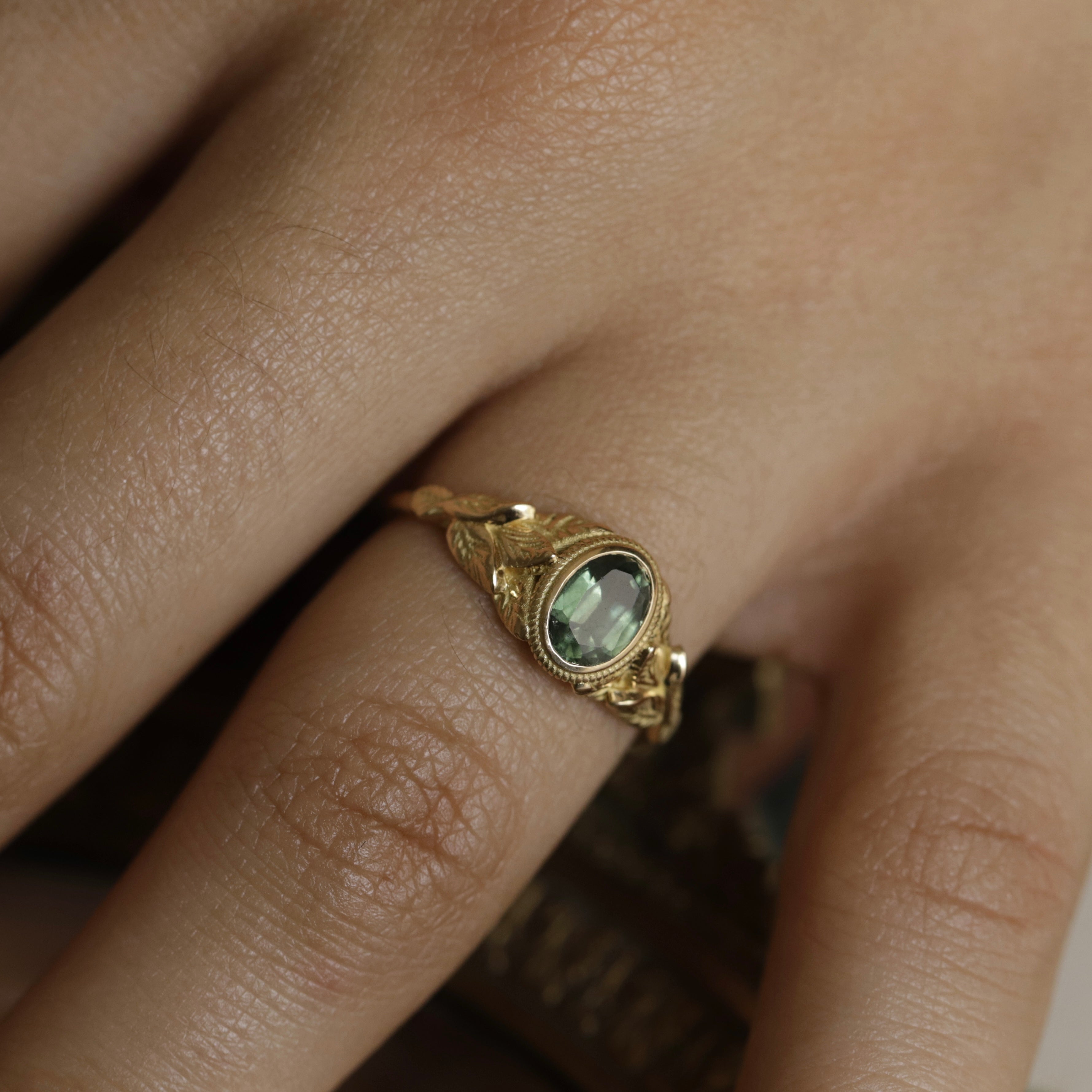Bague de fiançailles solitaire en saphir et feuillage en or 18 carats recyclé style vintage