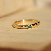 Bague de naissance style vintage émeraude diamants