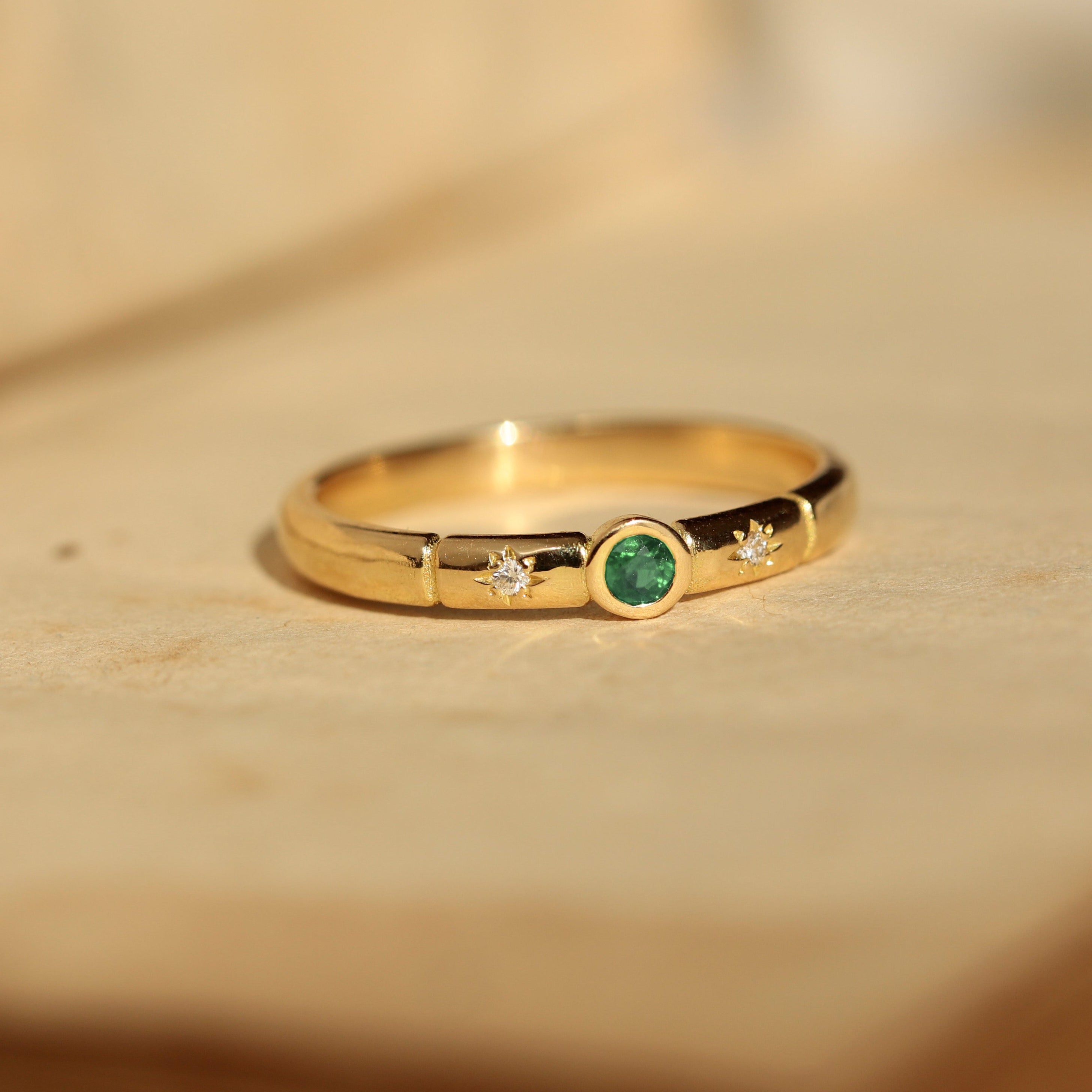 Bague de naissance style vintage émeraude diamants