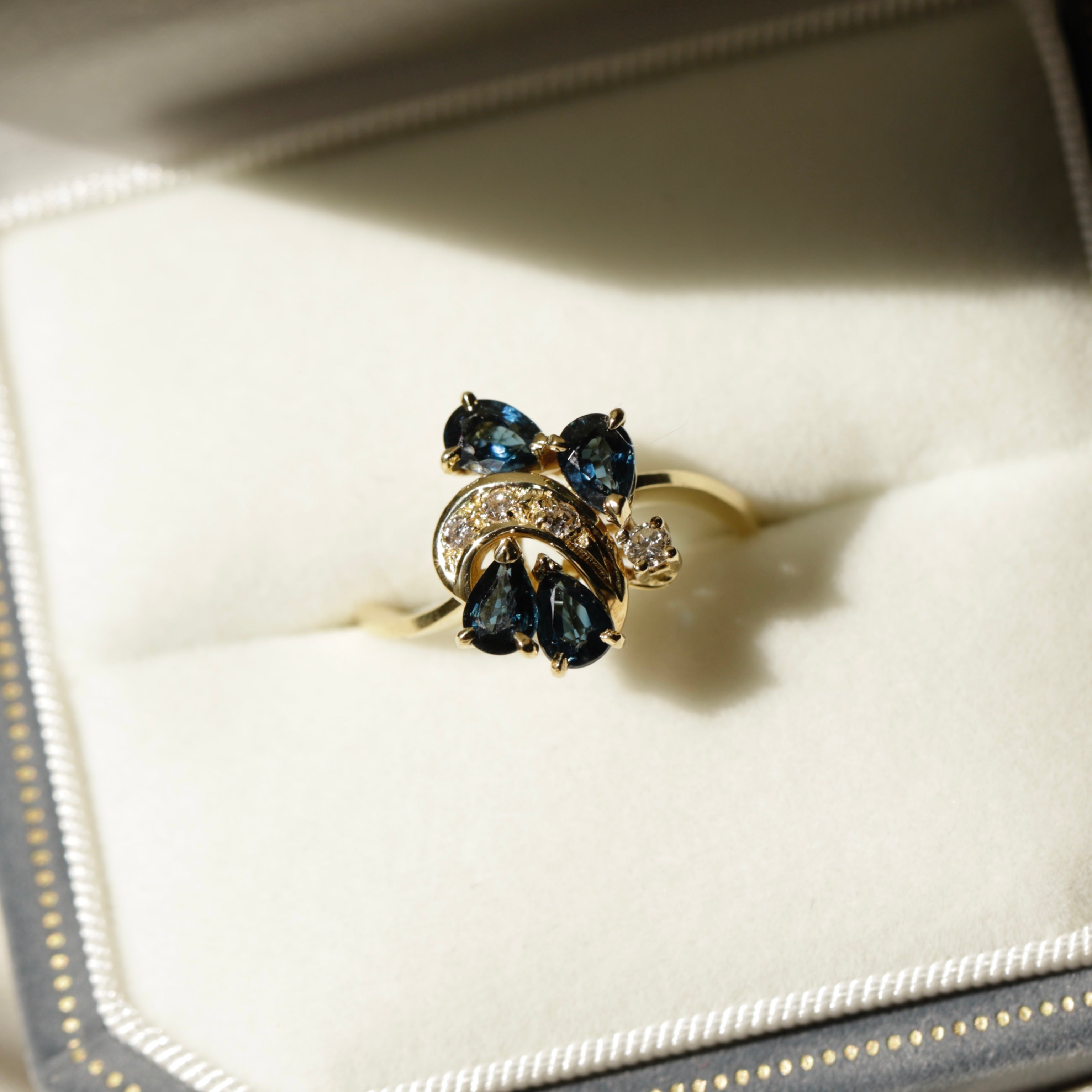 Bague fleur forme libre saphirs poires diamants