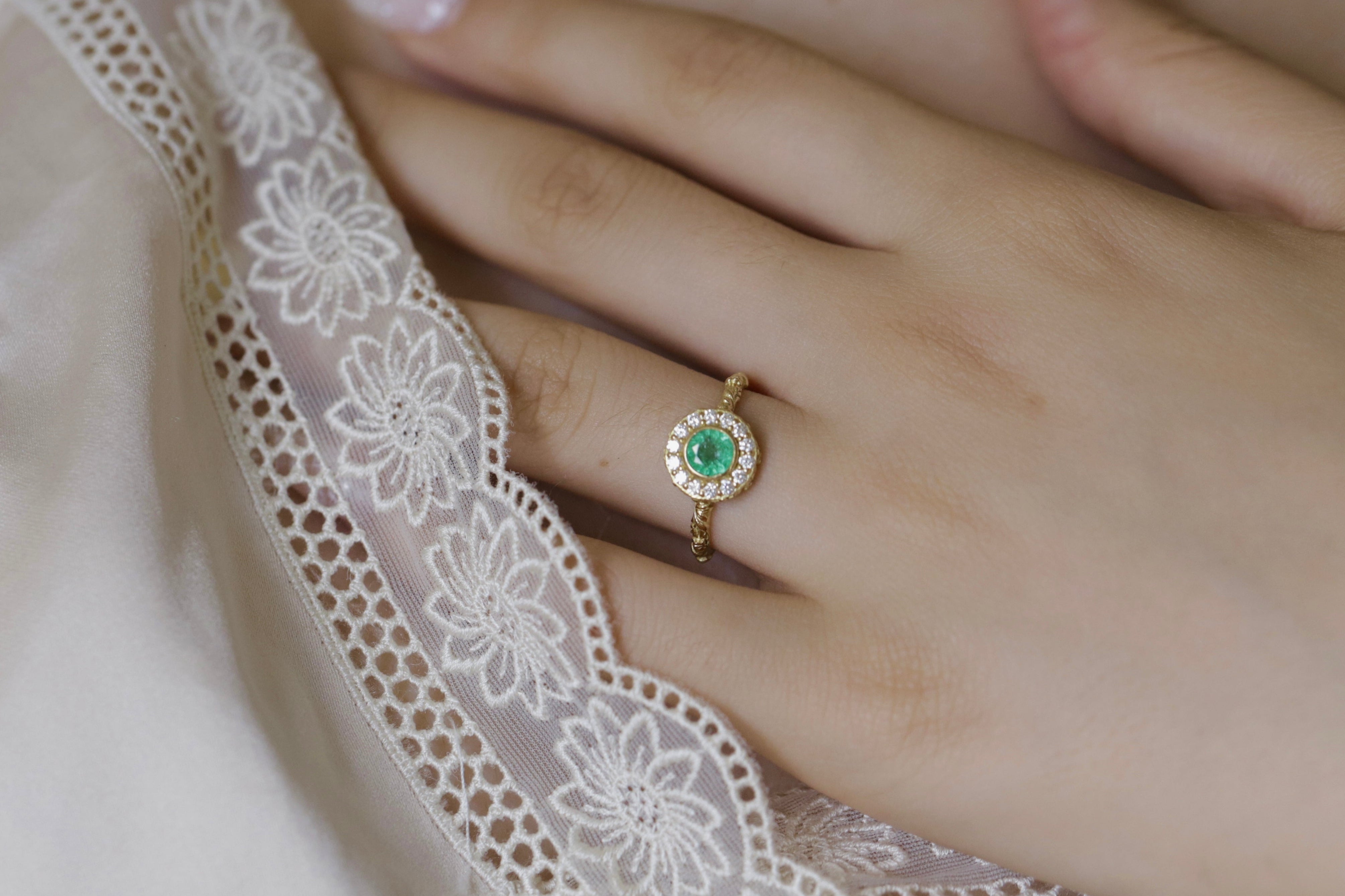Bague_halo_Nysa_meraude_et_diamants_style_vintage_et_motif_feuillage.jpg