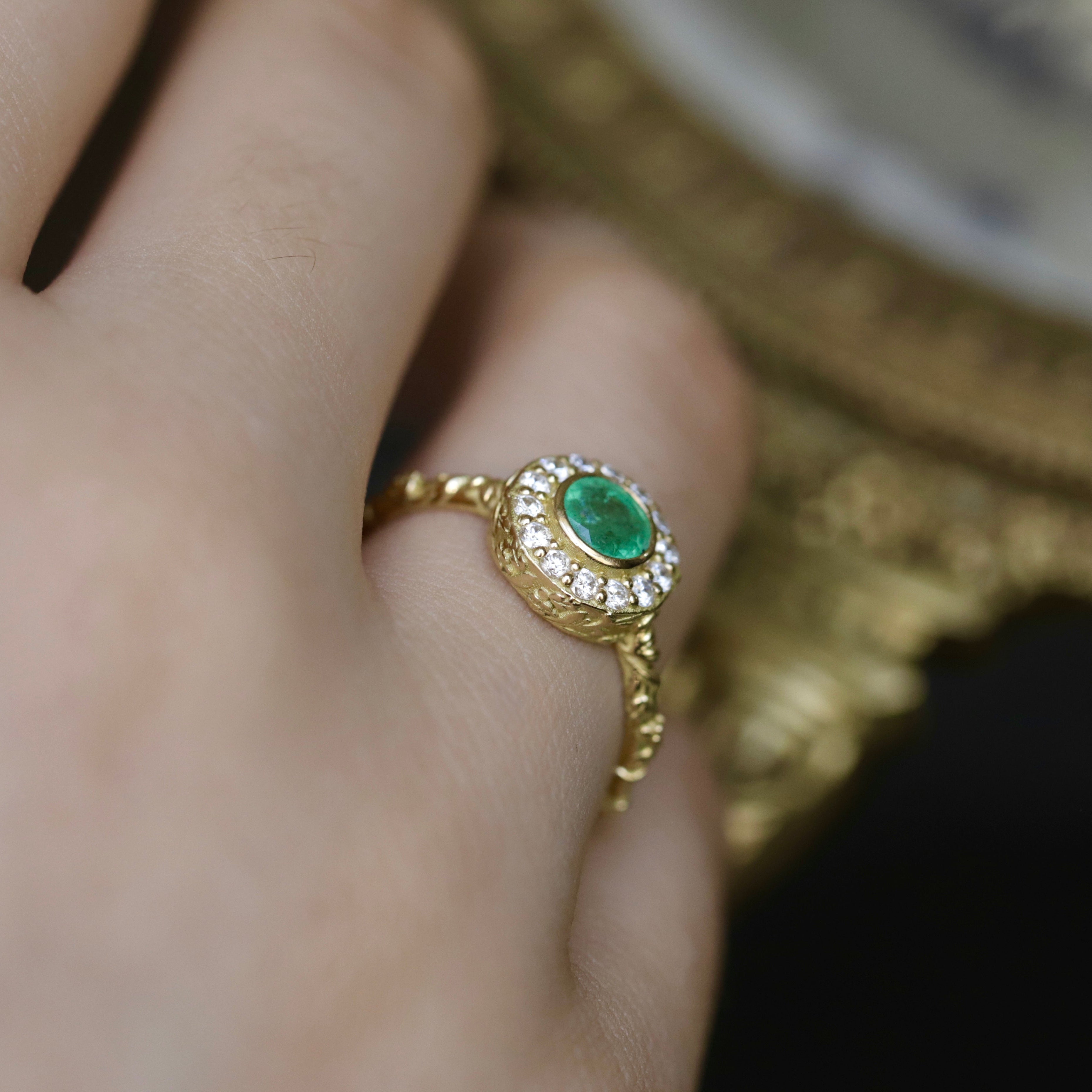 Bague de fiançailles halo émeraude et diamants motif feuillage style vintage  