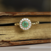 Bague de fiançailles émeraude et diamants motif feuillage