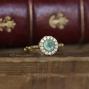 Bague halo émeraude et diamants style vintage et motif feuillage 