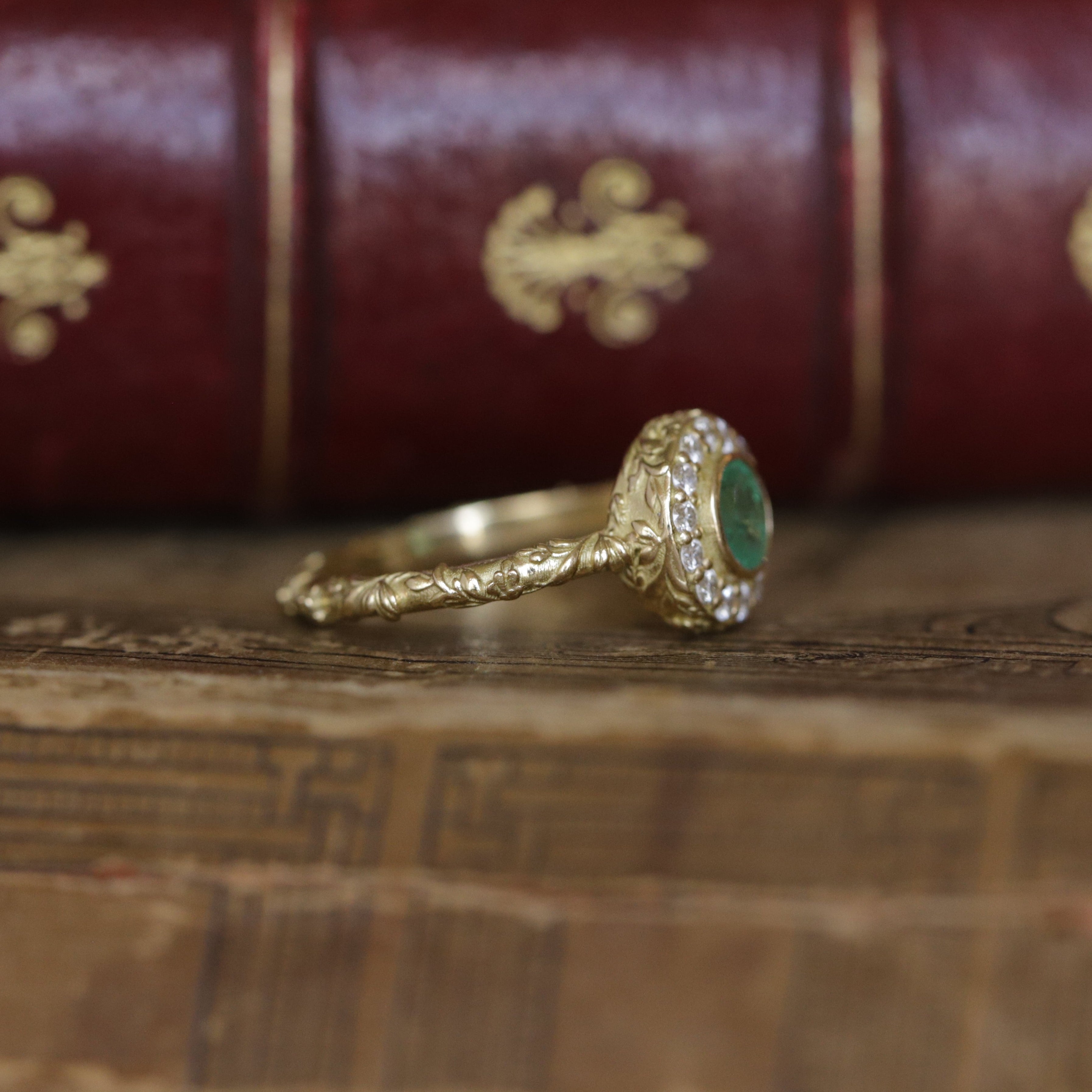 Bague halo émeraude et diamants style vintage et motif feuillage 