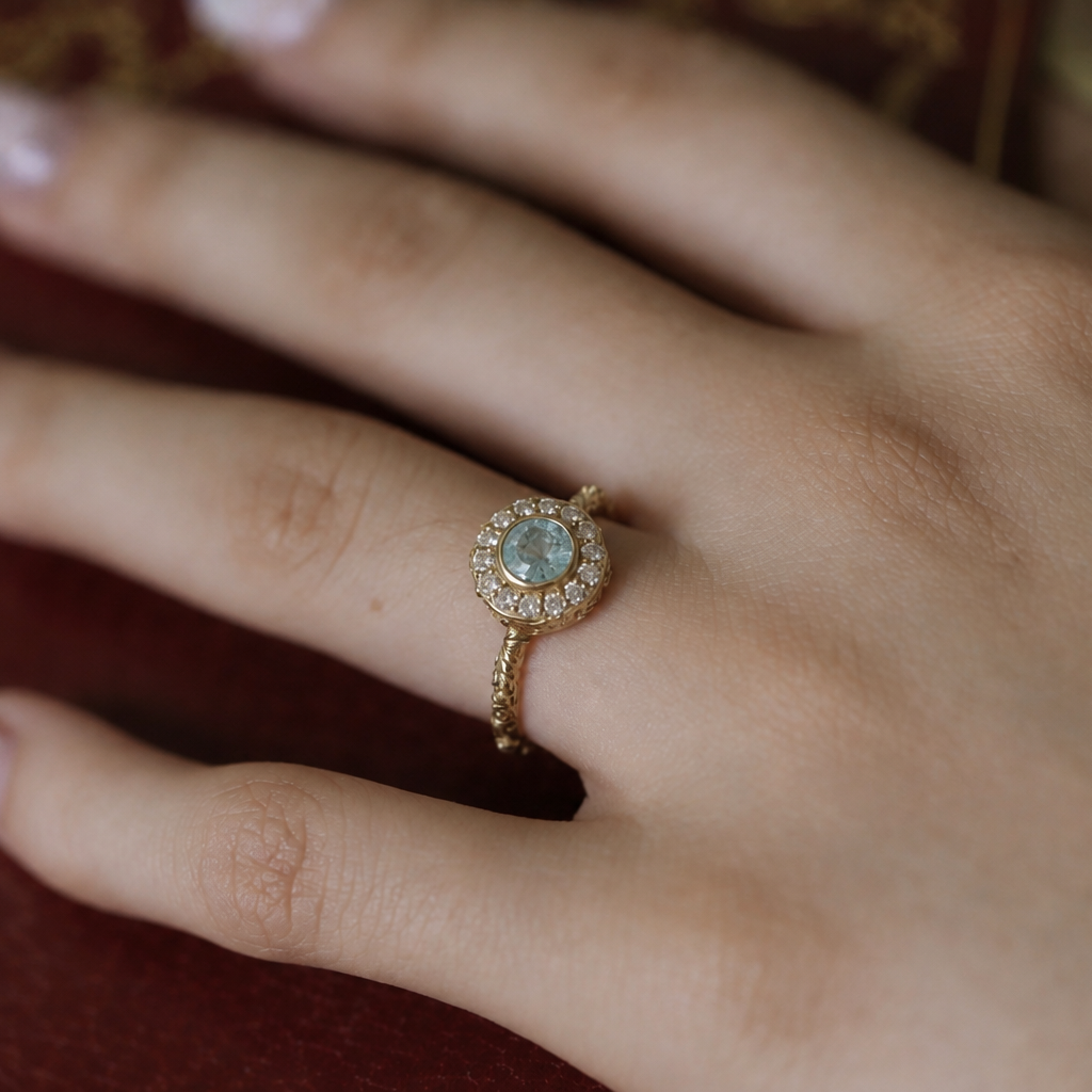 Bague halo style vintage aigue-marine et diamants en or 18 carats recyclé