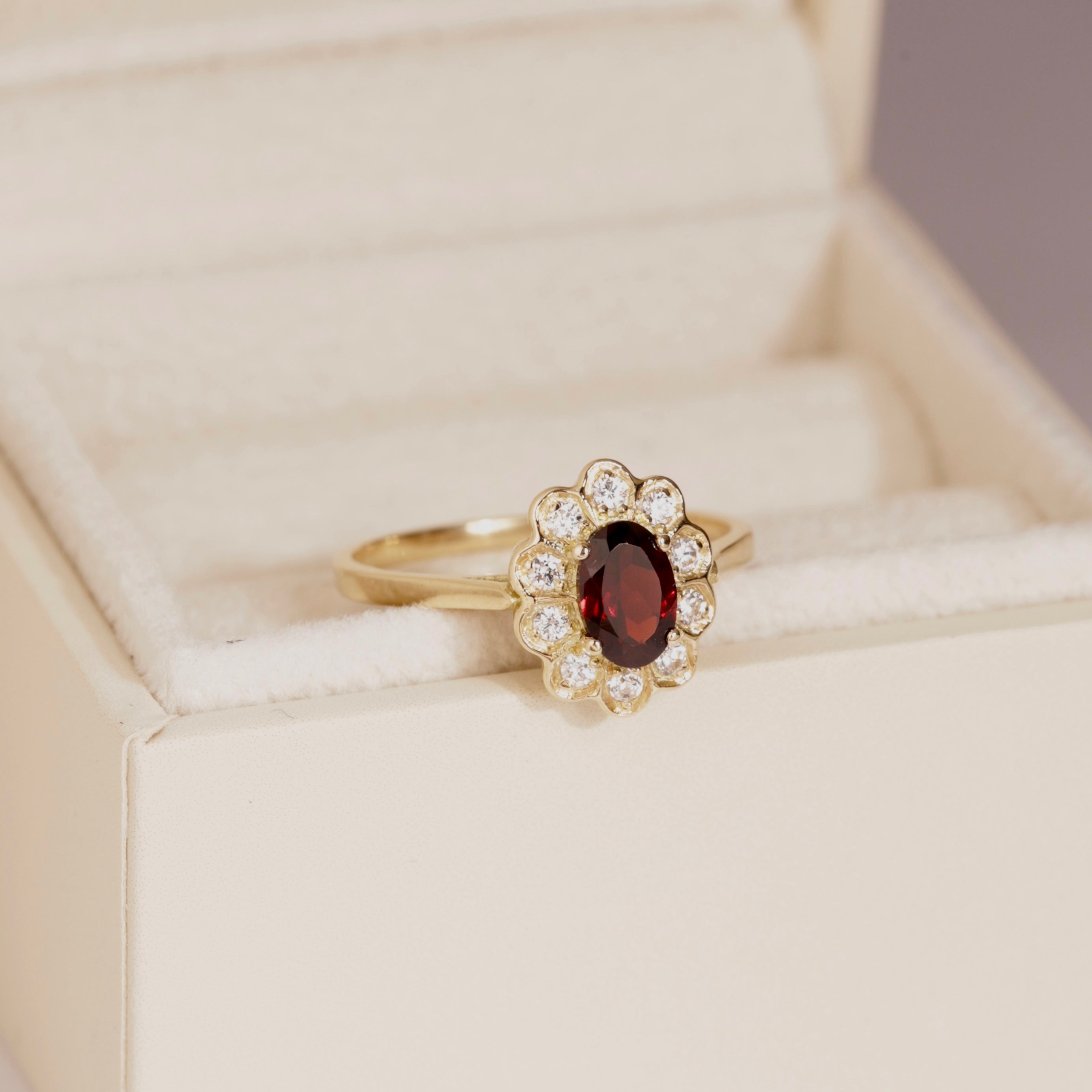 Bague marguerite 18 carats grenat diamants Astree