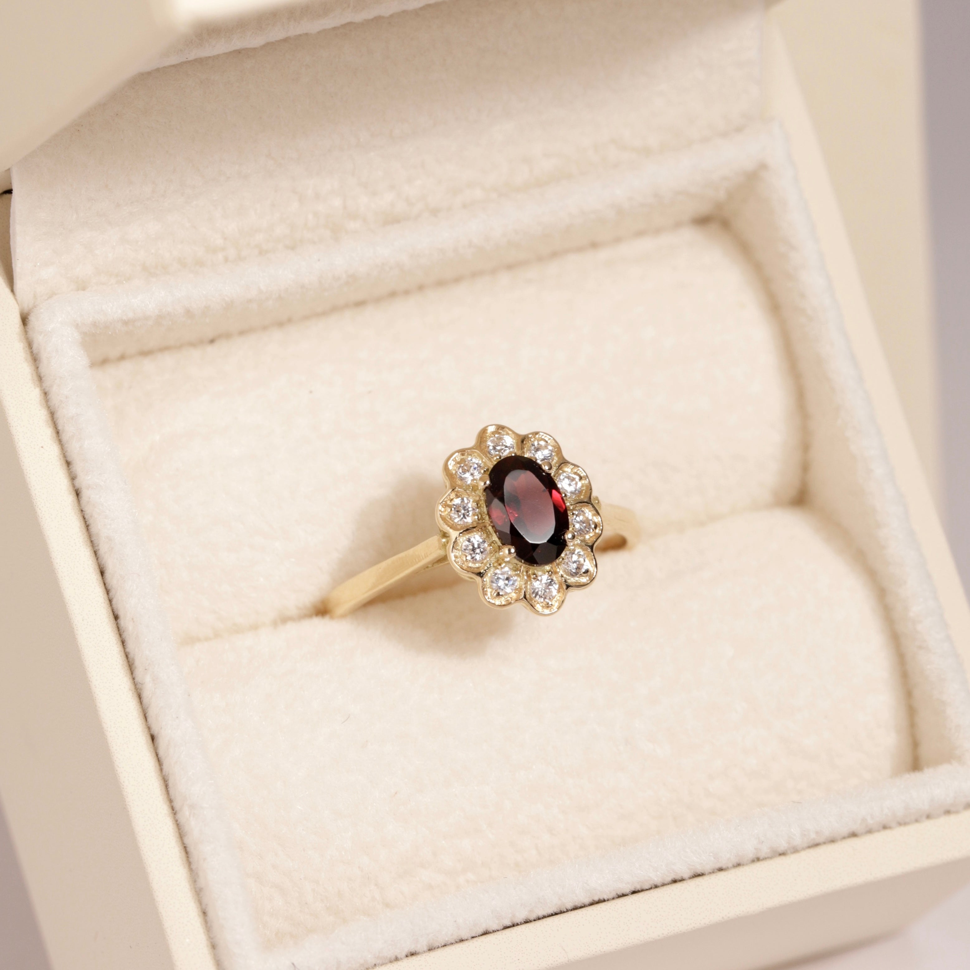 Bague marguerite 18 carats grenat diamants Astrée
