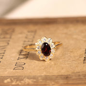 Bague marguerite 18 carats grenat diamants Astrée