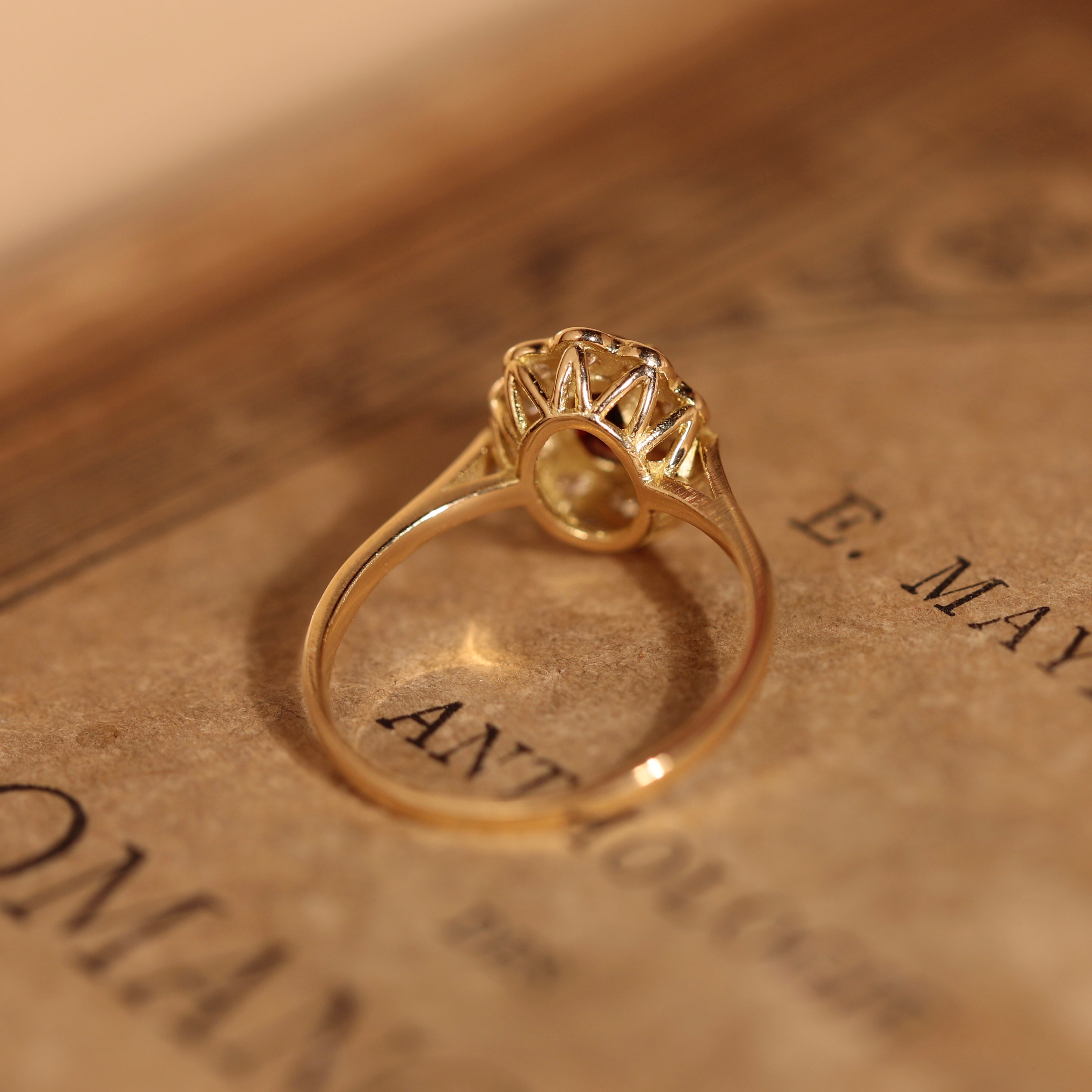 Bague marguerite 18 carats grenat diamants Astrée