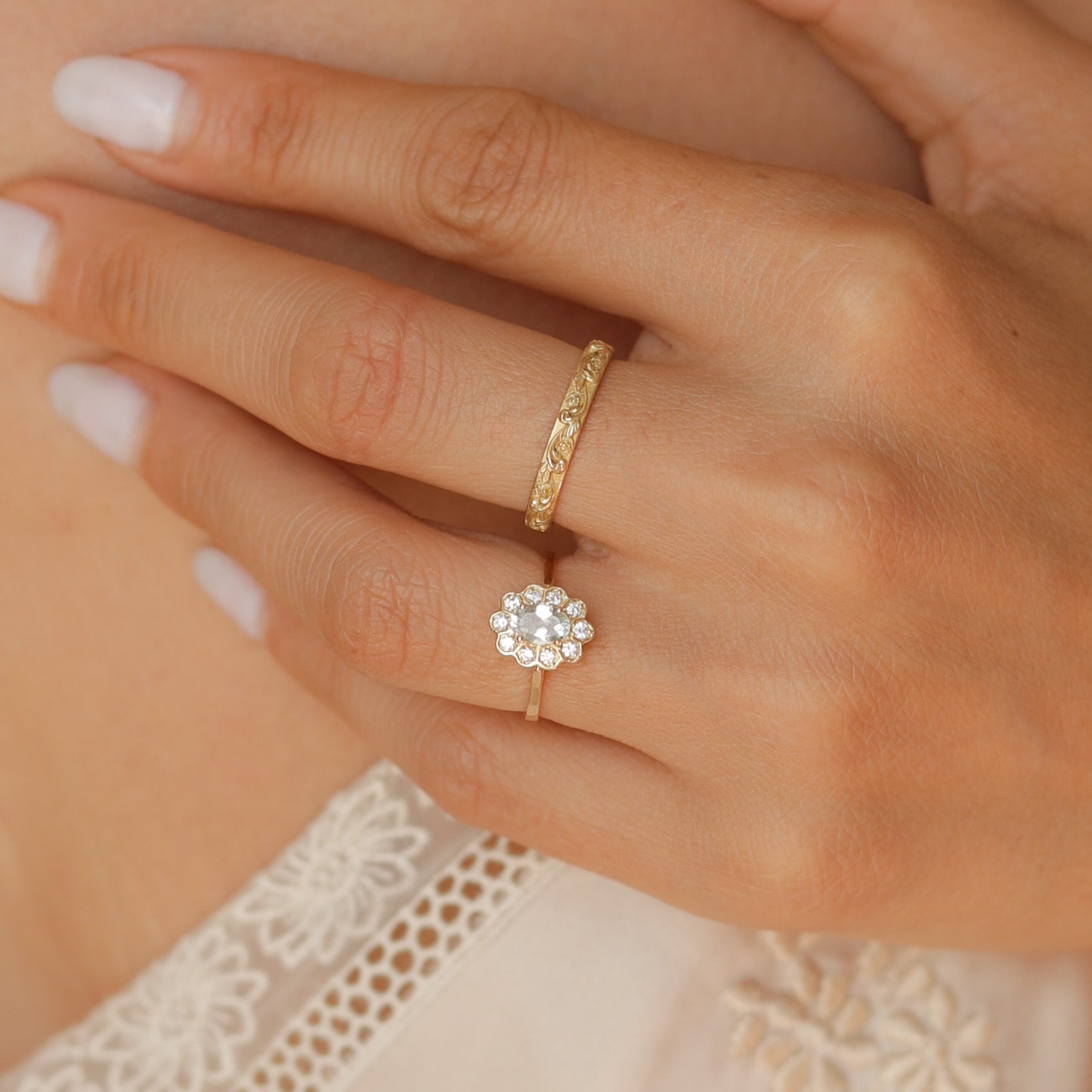 La bague marguerite Astrée en duo avec l'alliance style ancien Thalia