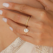 La bague marguerite Astrée en duo avec l'alliance style ancien Thalia