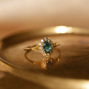 Bague Aurora · Bague marguerite émeraude et diamants style vintage