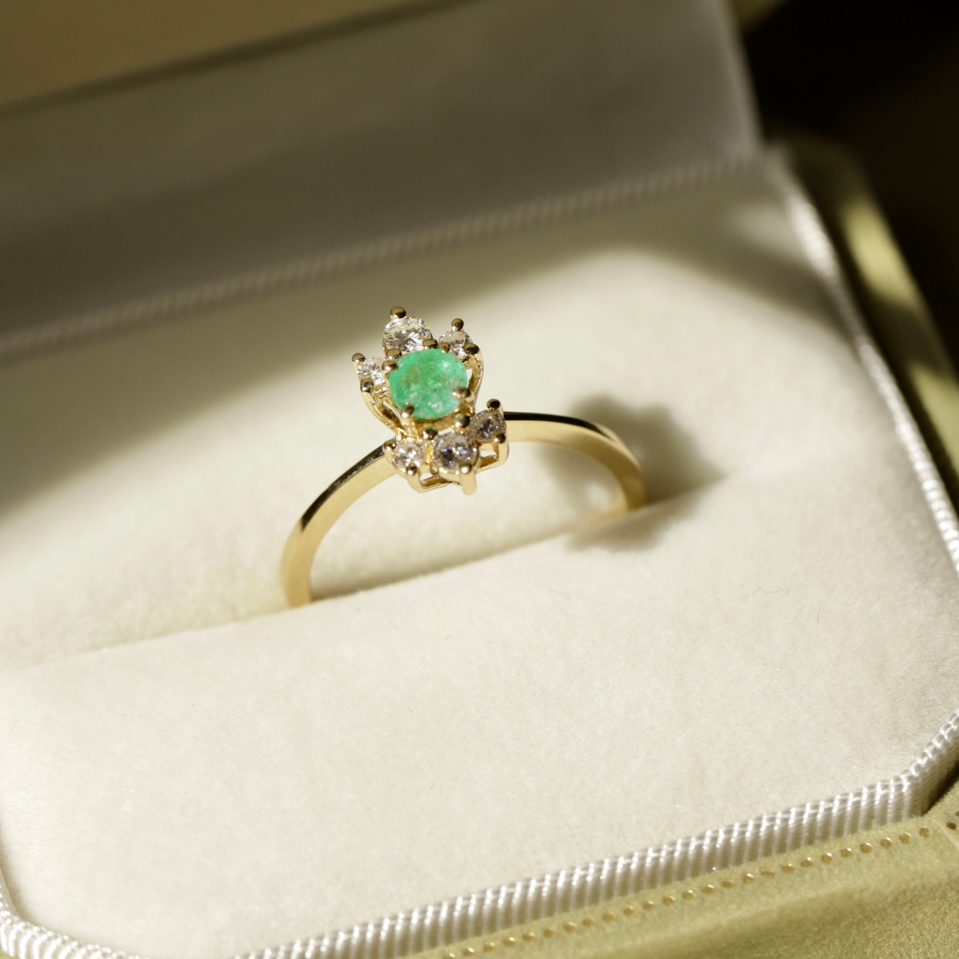 Bague style marguerite émeraude diamants – Erato Paris