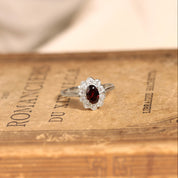 Bague marguerite or blanc 18 carats grenat diamants Astrée