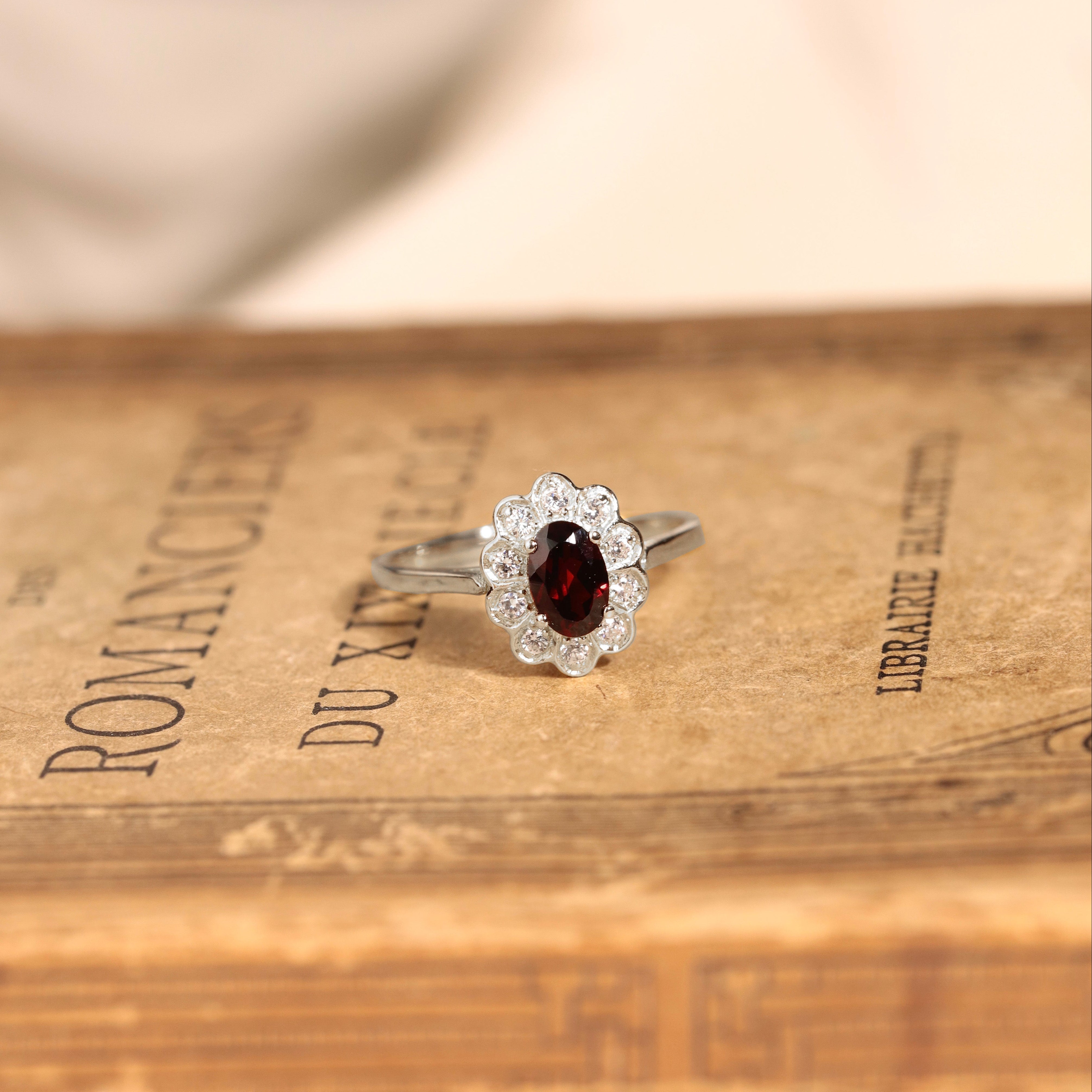 Bague marguerite or blanc 18 carats grenat diamants Astrée