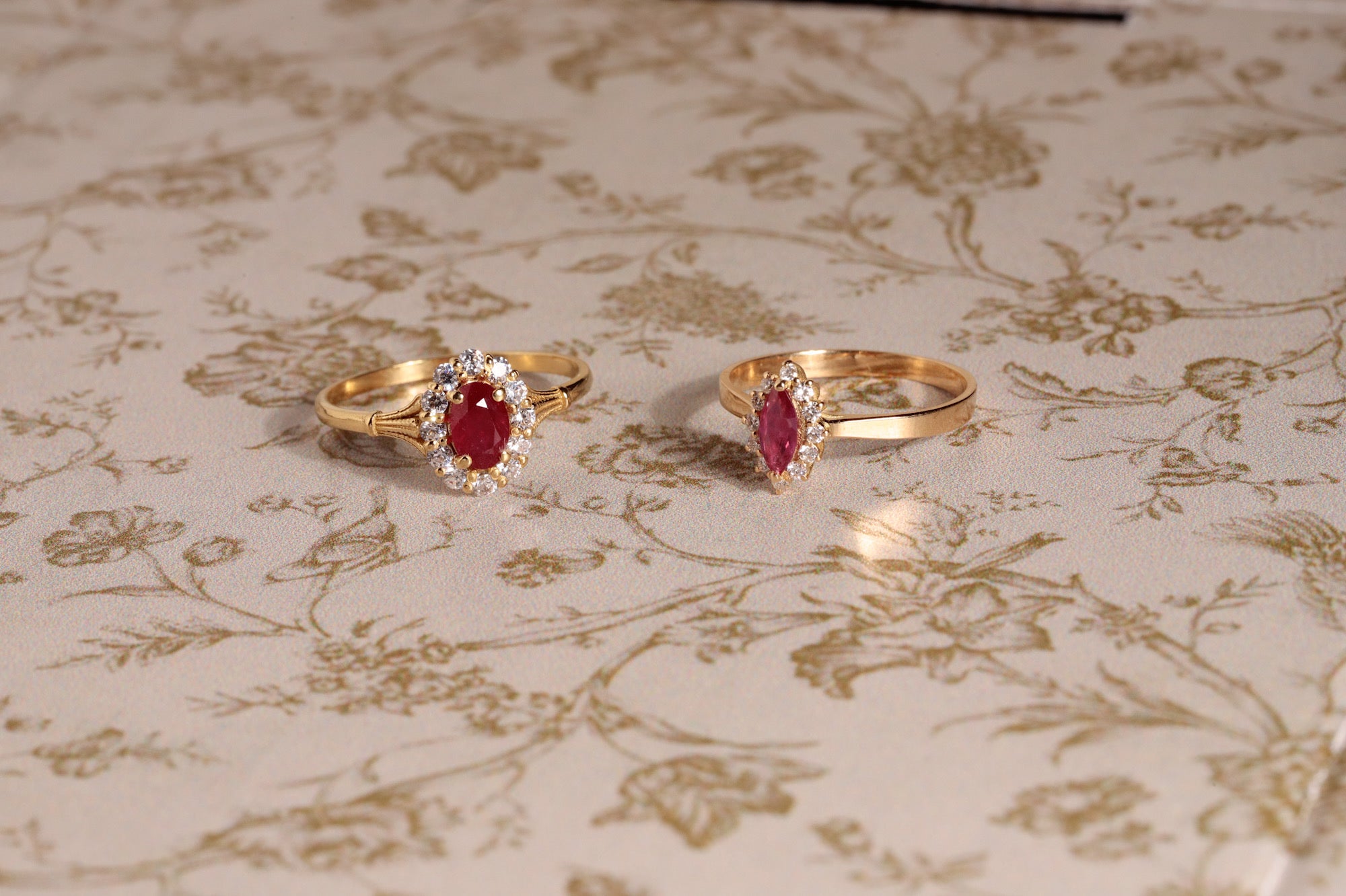 Bague_marquise_et_bague_marguerite_rubis_et_diamants_cr_ation_Erato.jpg