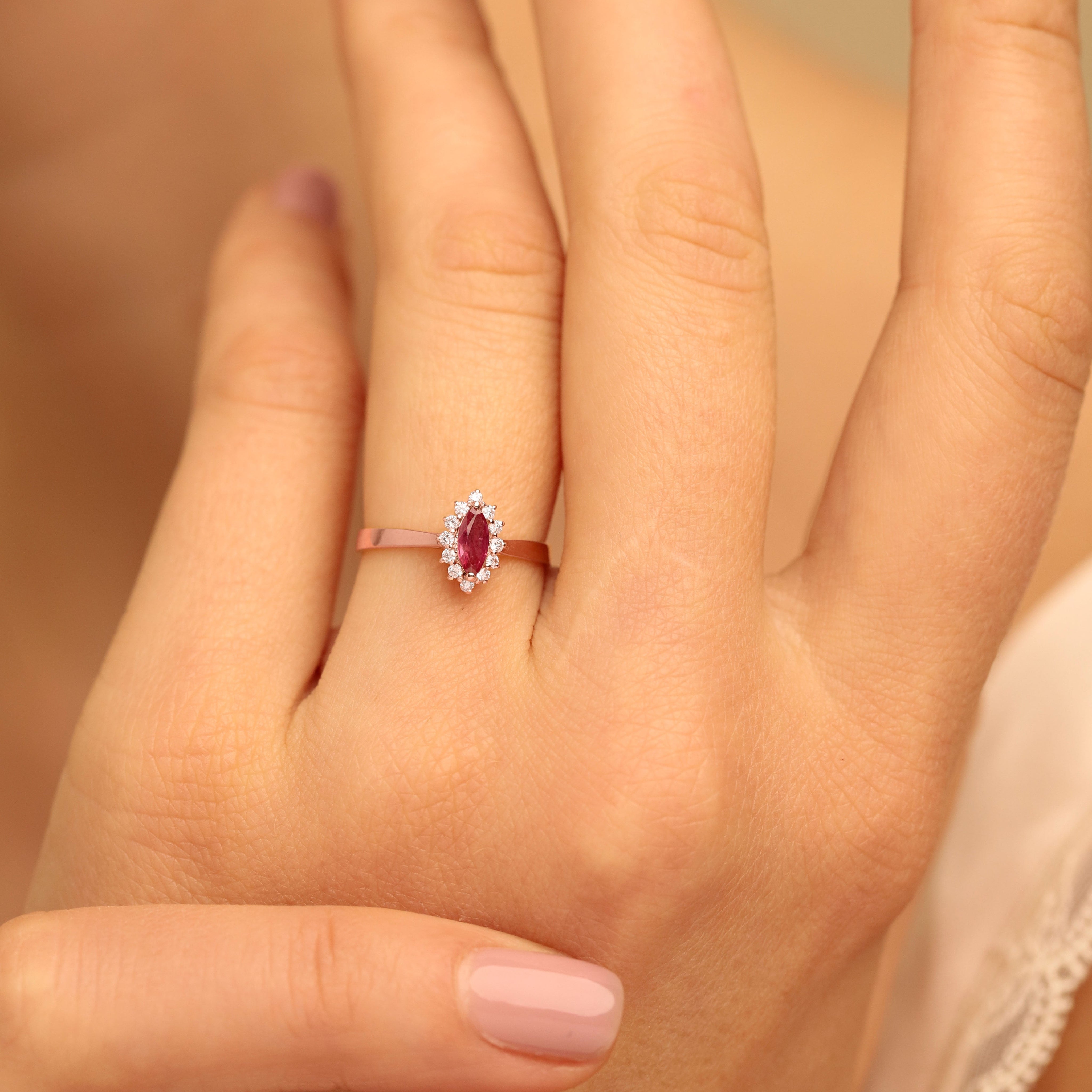 Bague marquise or rose 18 carats rubis diamants songe 