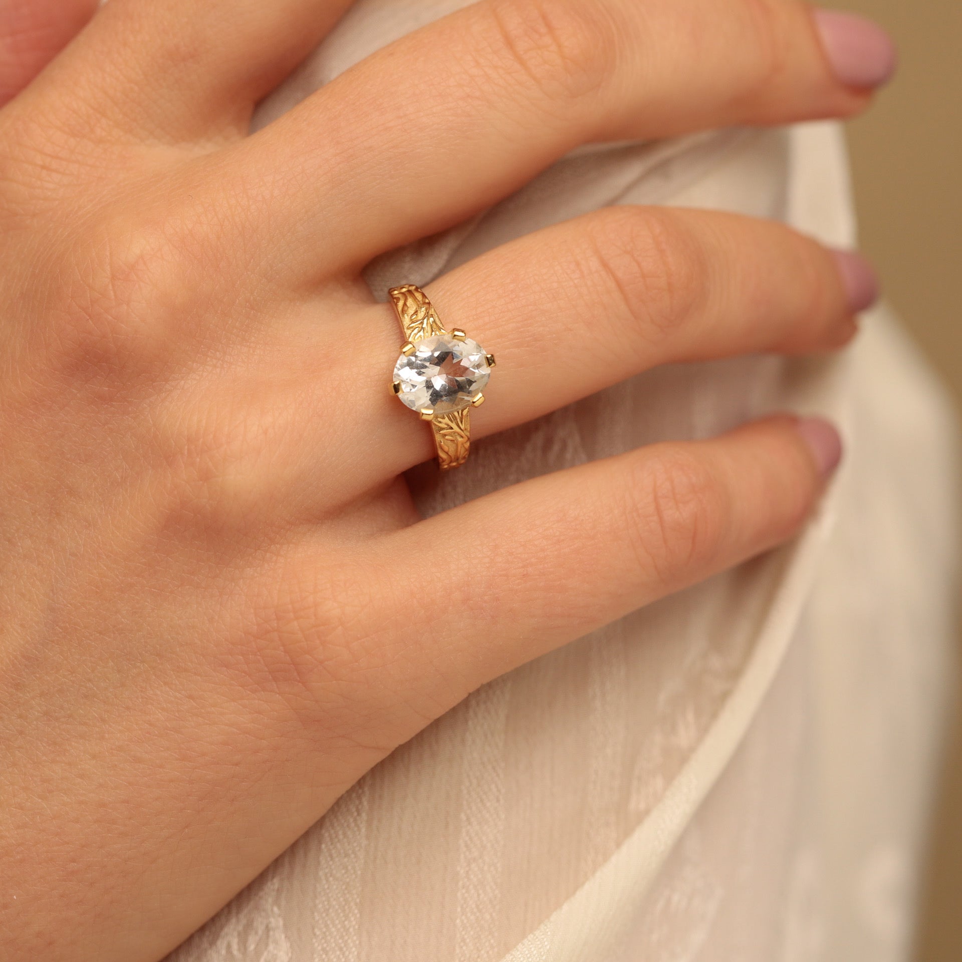 Bague or 18 carats anneau gravé aigue-marine Eos 1