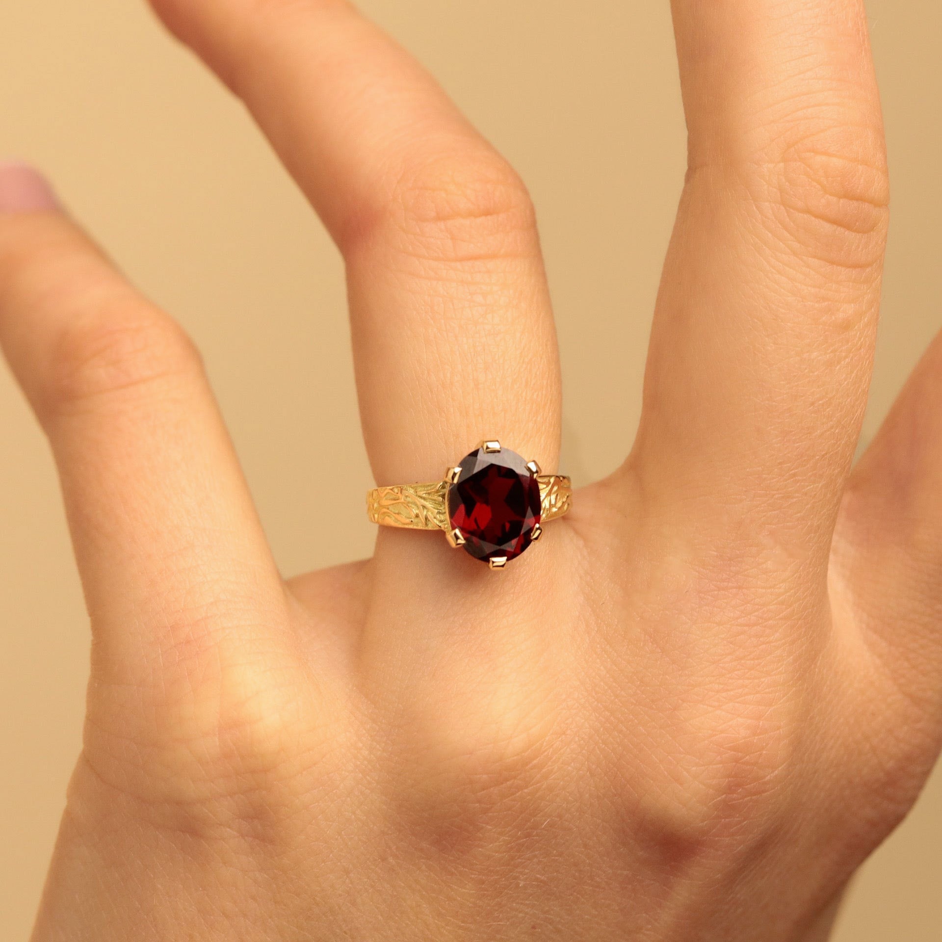 Bague or 18 carats anneau gravé grenat Eos 1