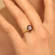 Bague or 18 carats anneau gravé grenat Eos 2