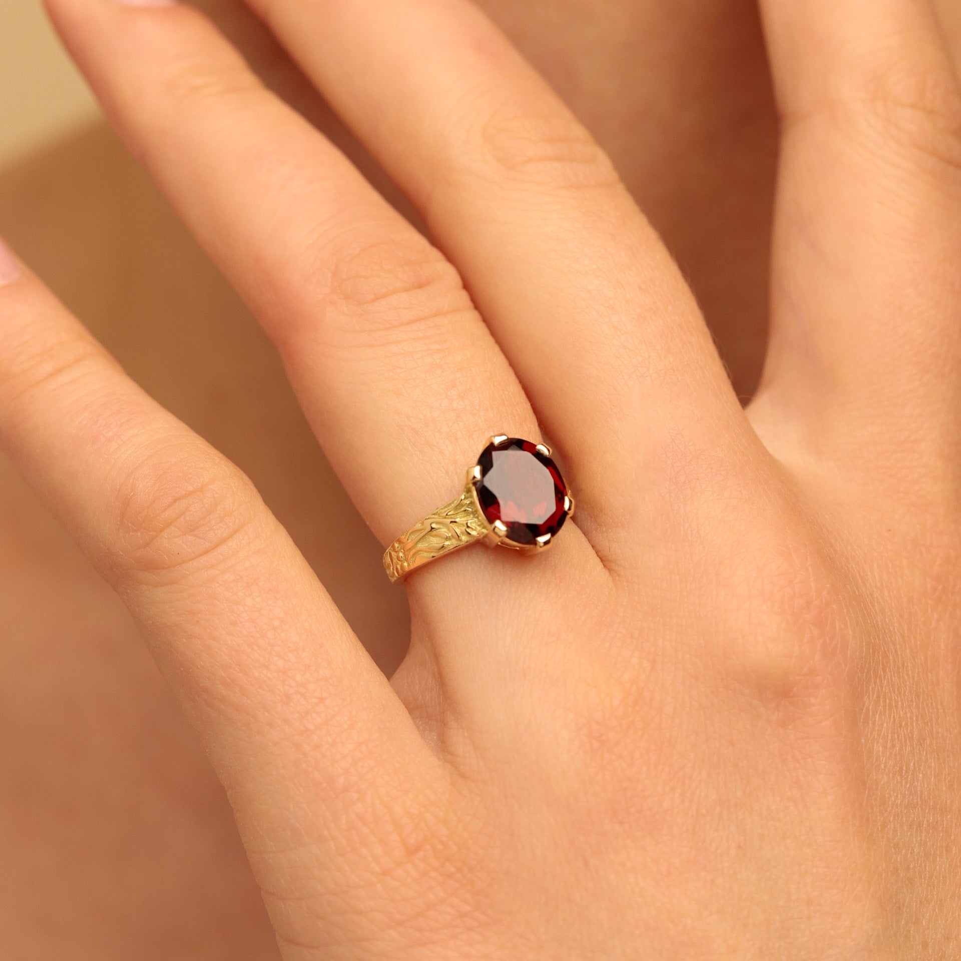 Bague or 18 carats anneau gravé grenat Eos 2