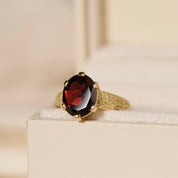 Bague or 18 carats anneau gravé grenat Eos 3