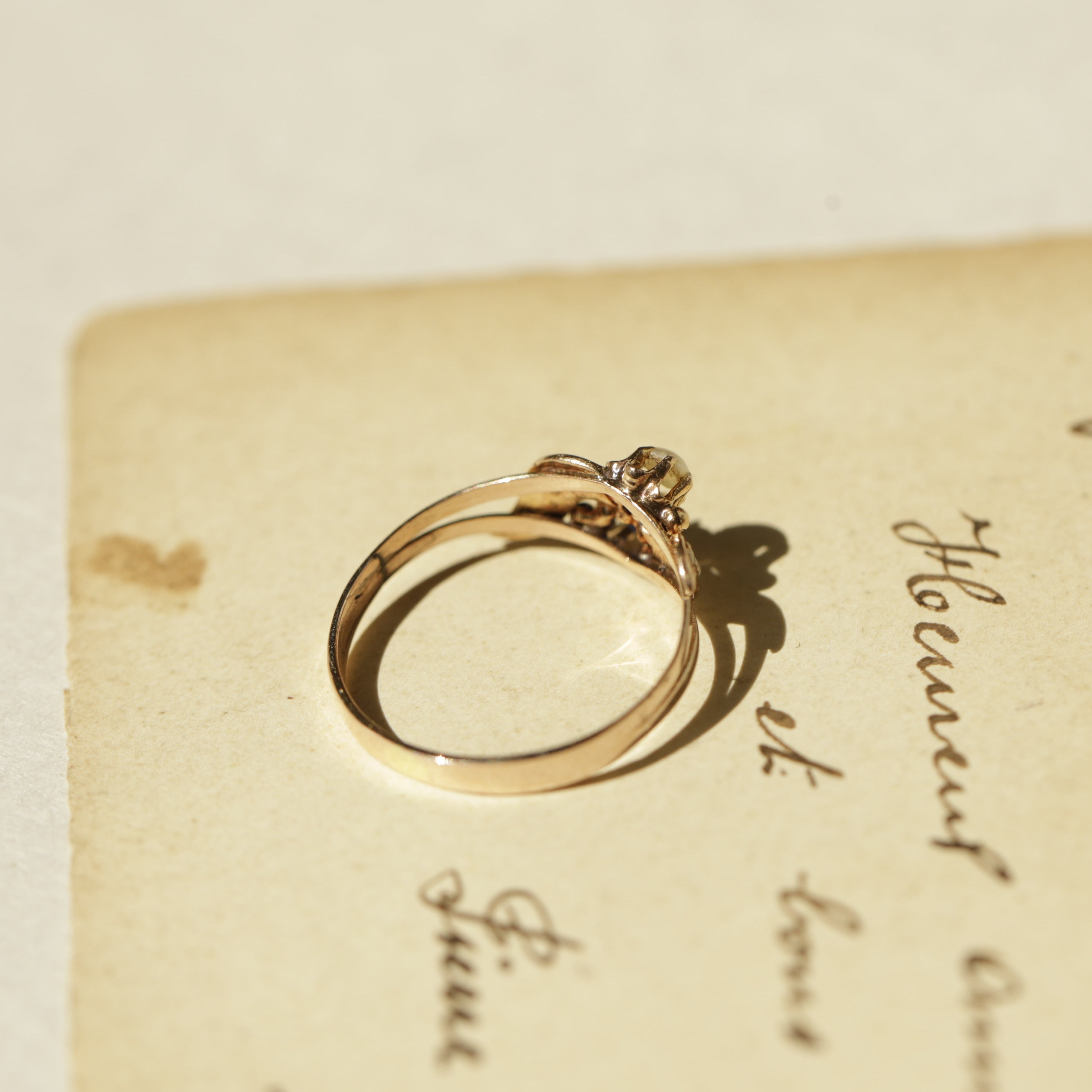 Bague vintage or rose pierre bleue et perles