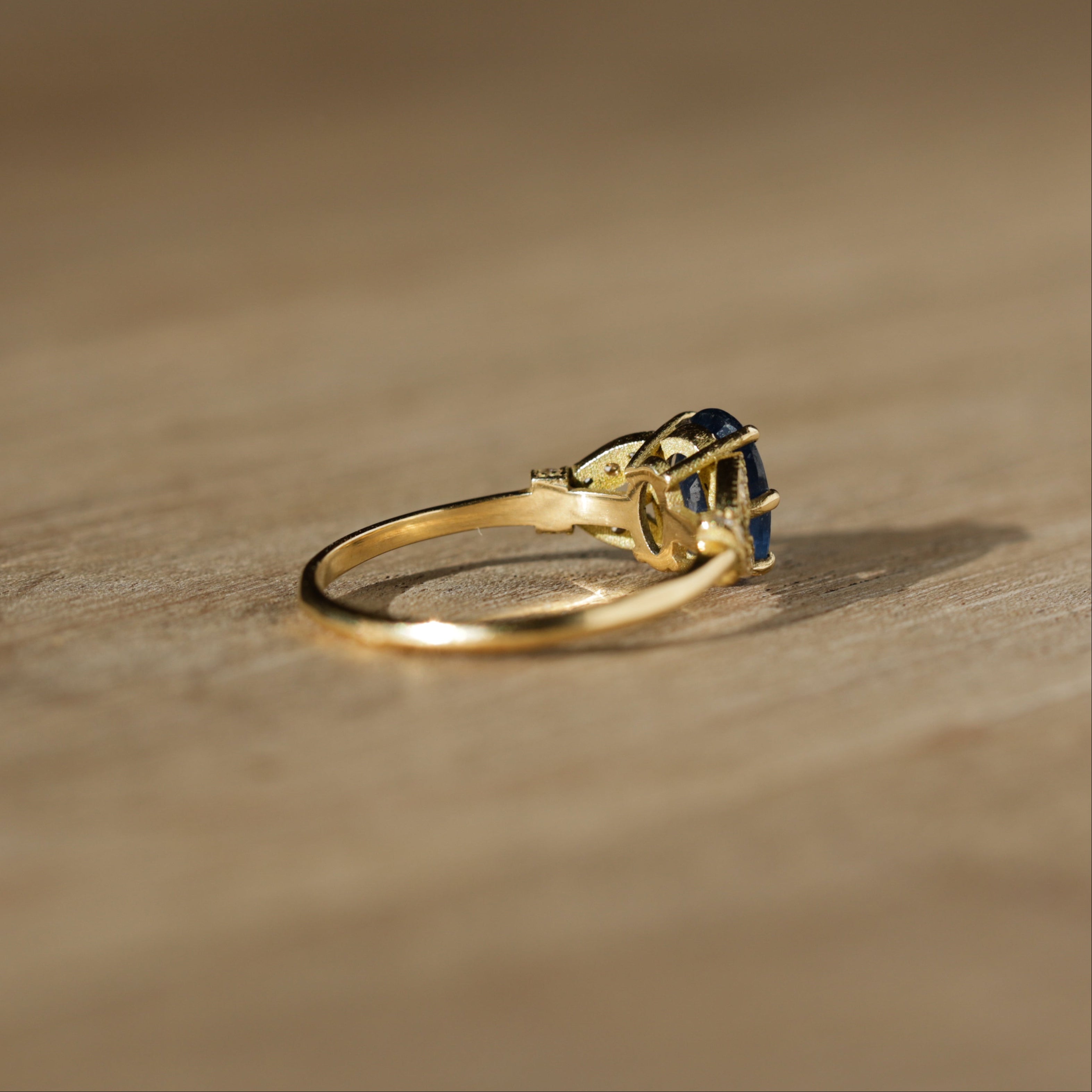 Bague Hesperis · Bague saphir et feuillage pavé de diamants