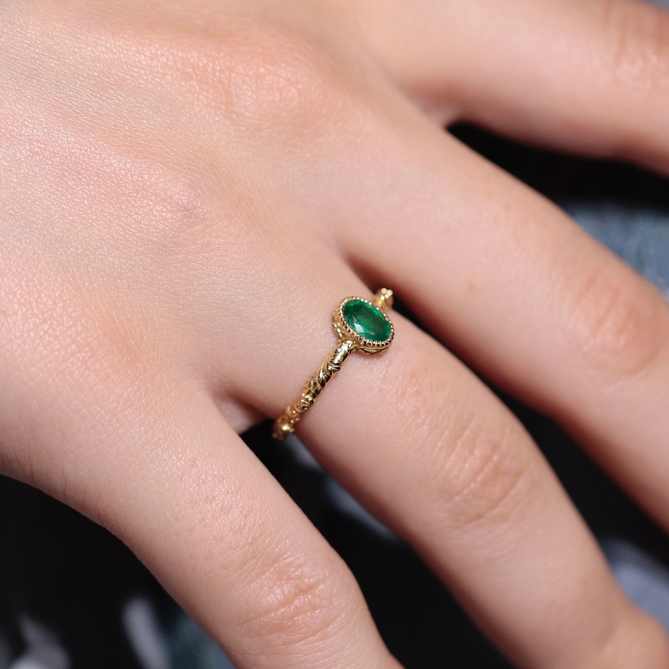 Bague solitaire anneau gravé or recyclé 