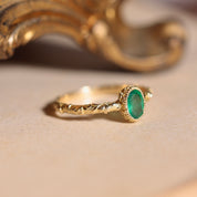 Bague solitaire émeraude anneau gravé or recyclé style ancien