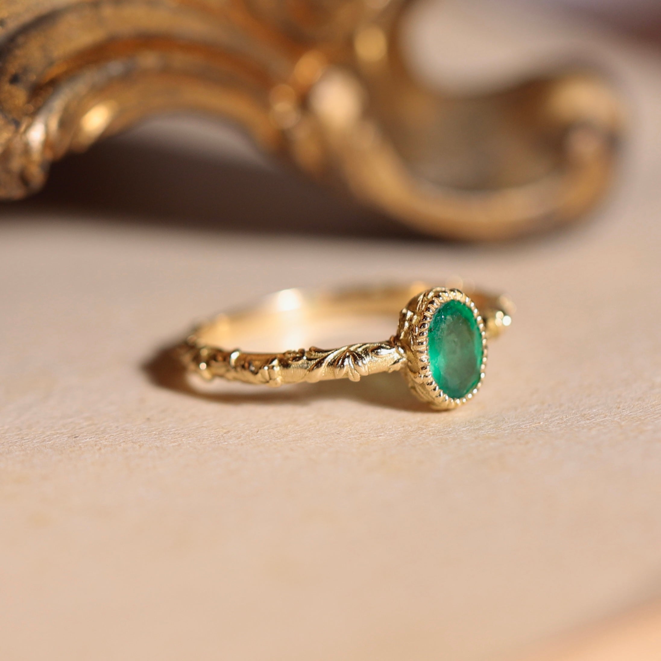 Bague solitaire émeraude anneau gravé or recyclé style ancien