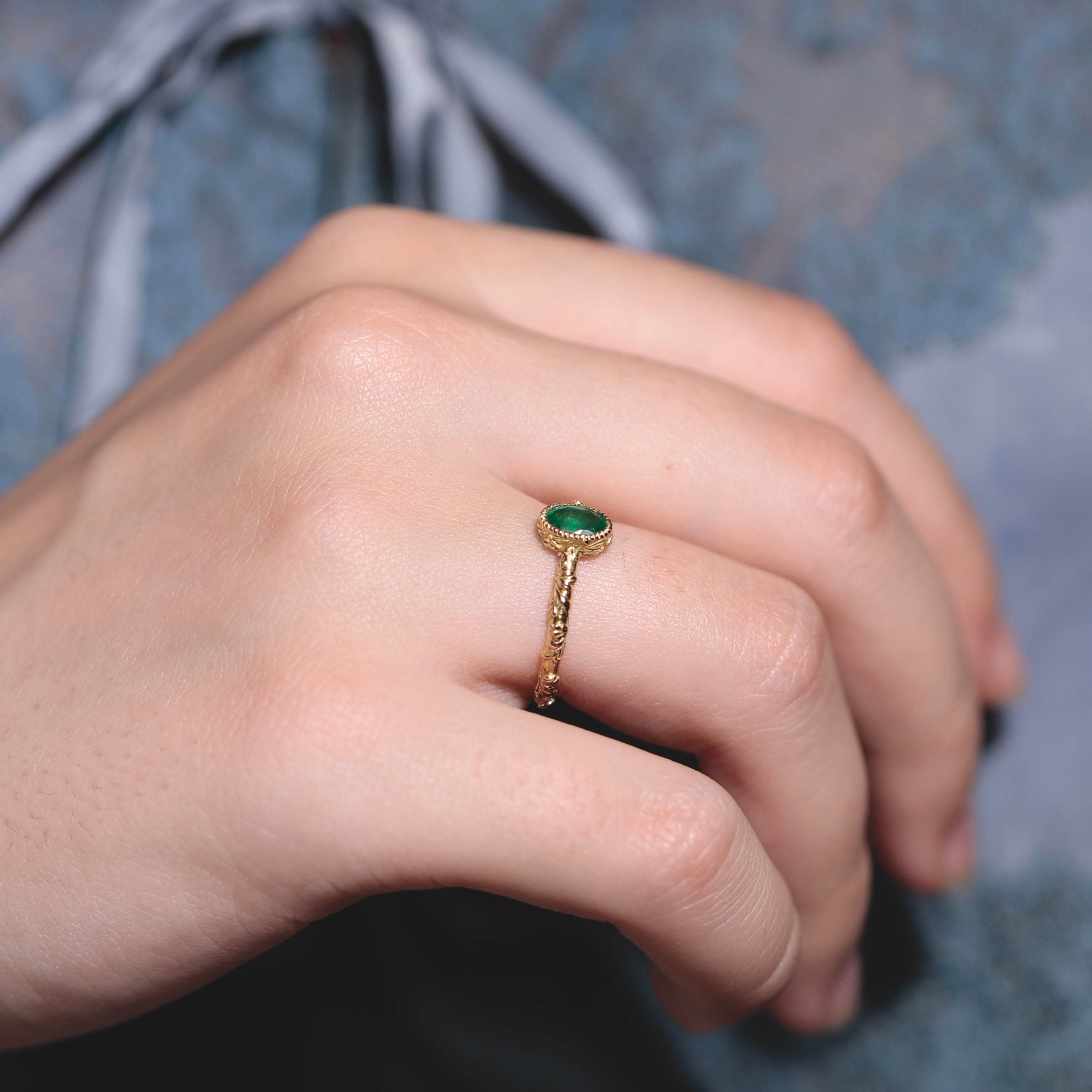 Bague anneau gravé émeraude style vintage