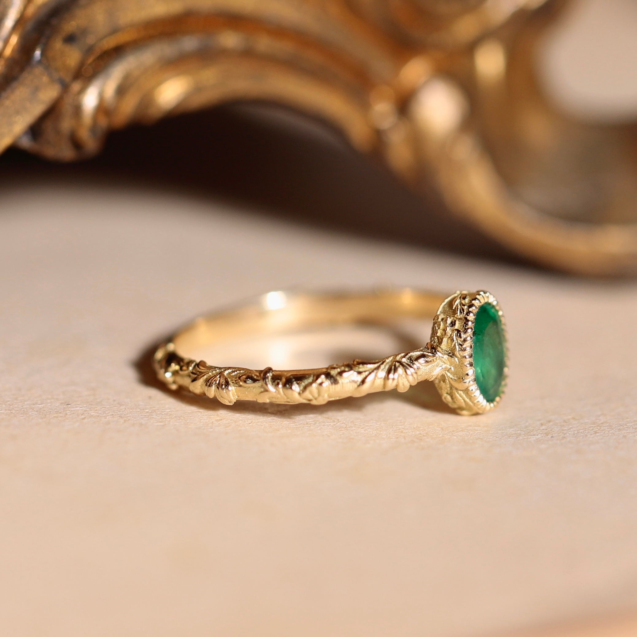 Bague solitaire stye ancien émeraude ovale et anneau gravé 