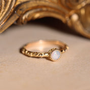 bague solitaire opale anneau gravé style ancien