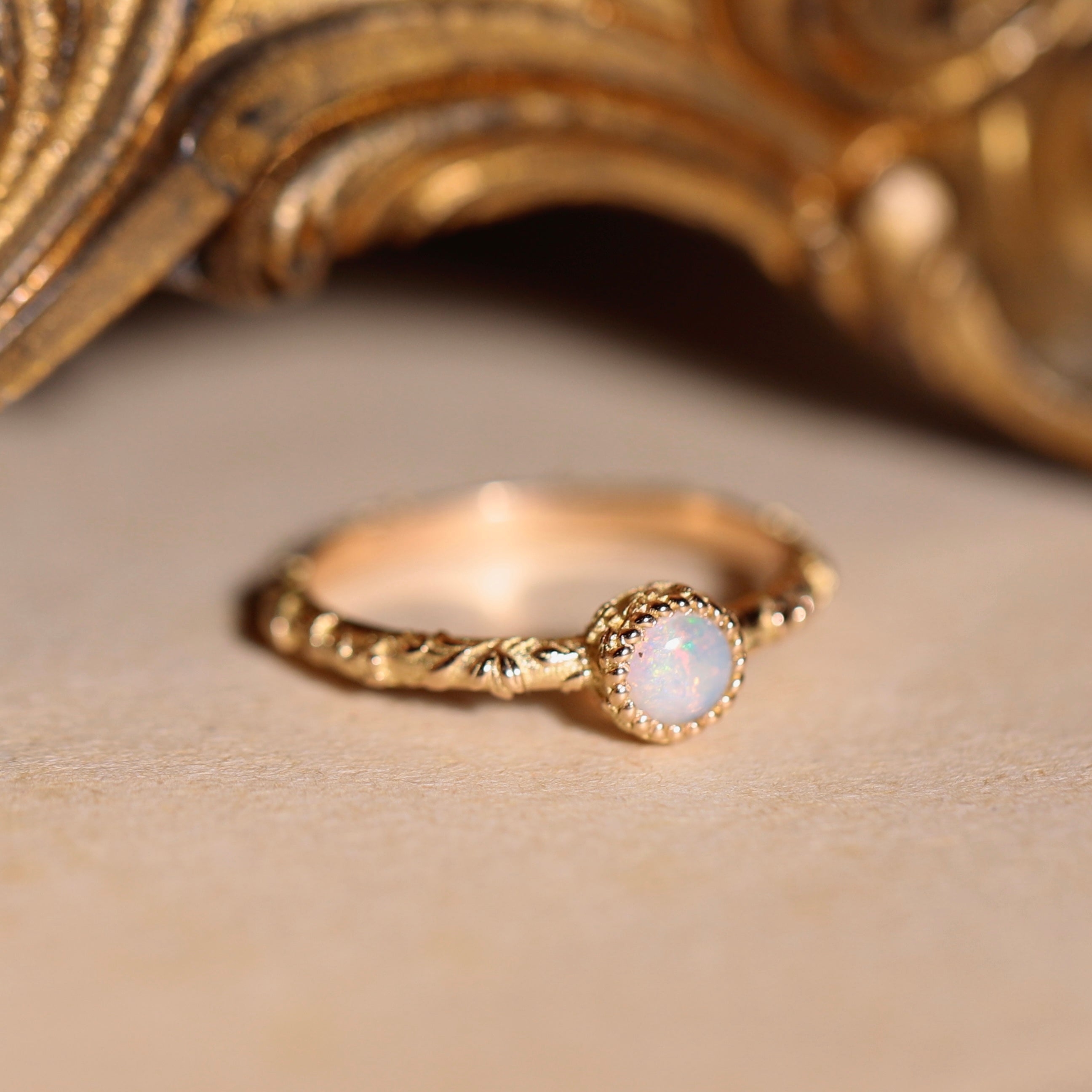 bague solitaire opale anneau gravé style ancien