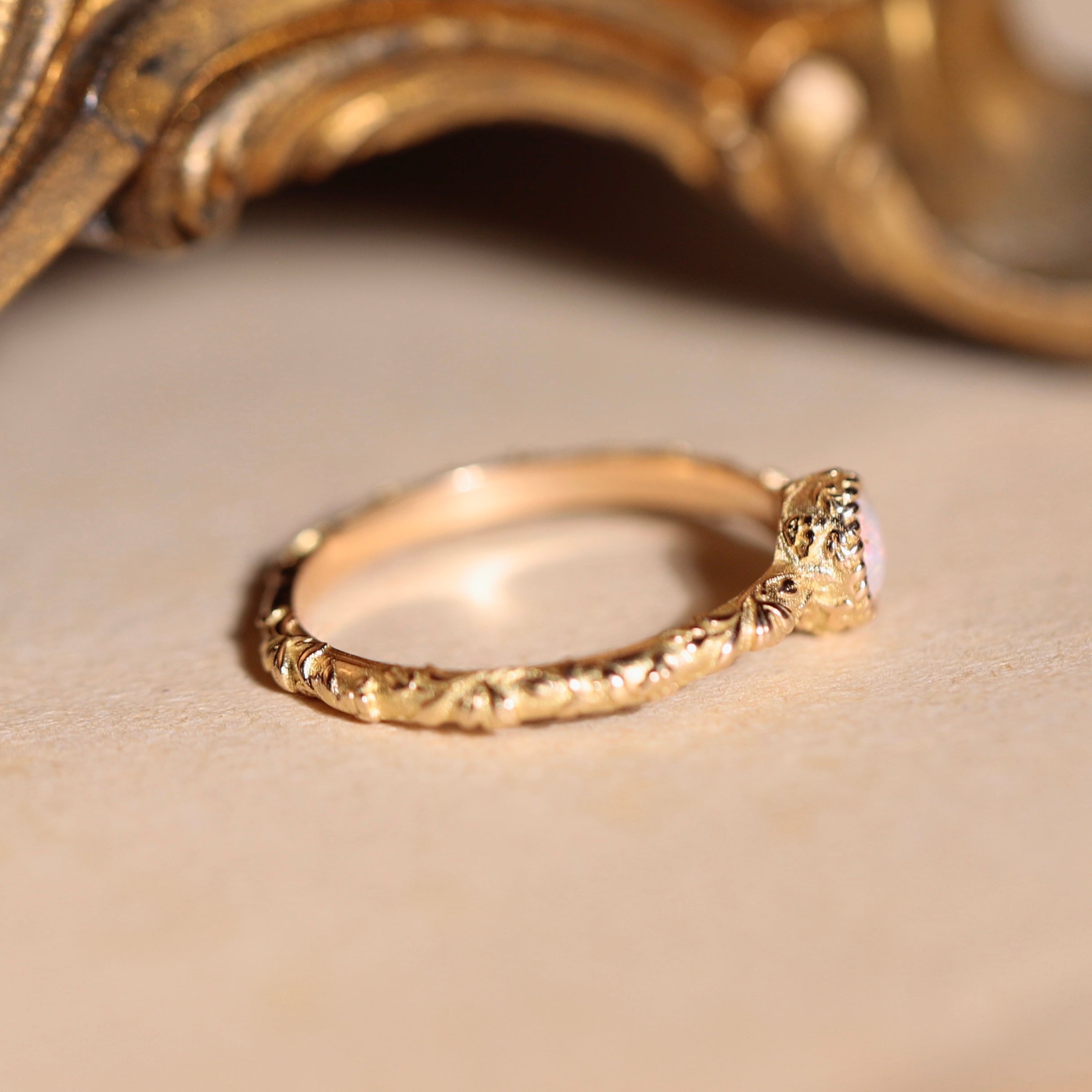 bague solitaire opale anneau gravé style ancien