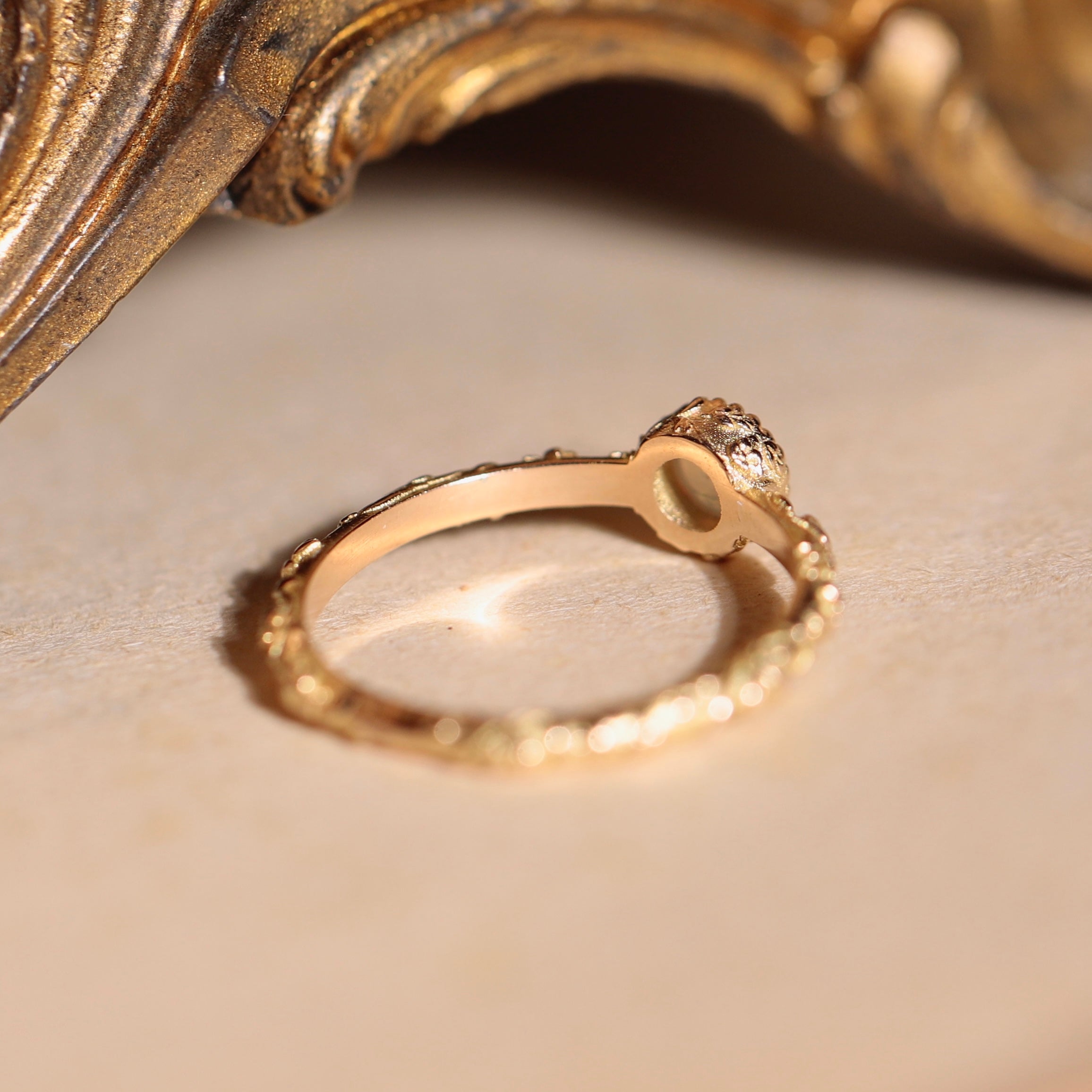 bague solitaire opale anneau gravé style ancien