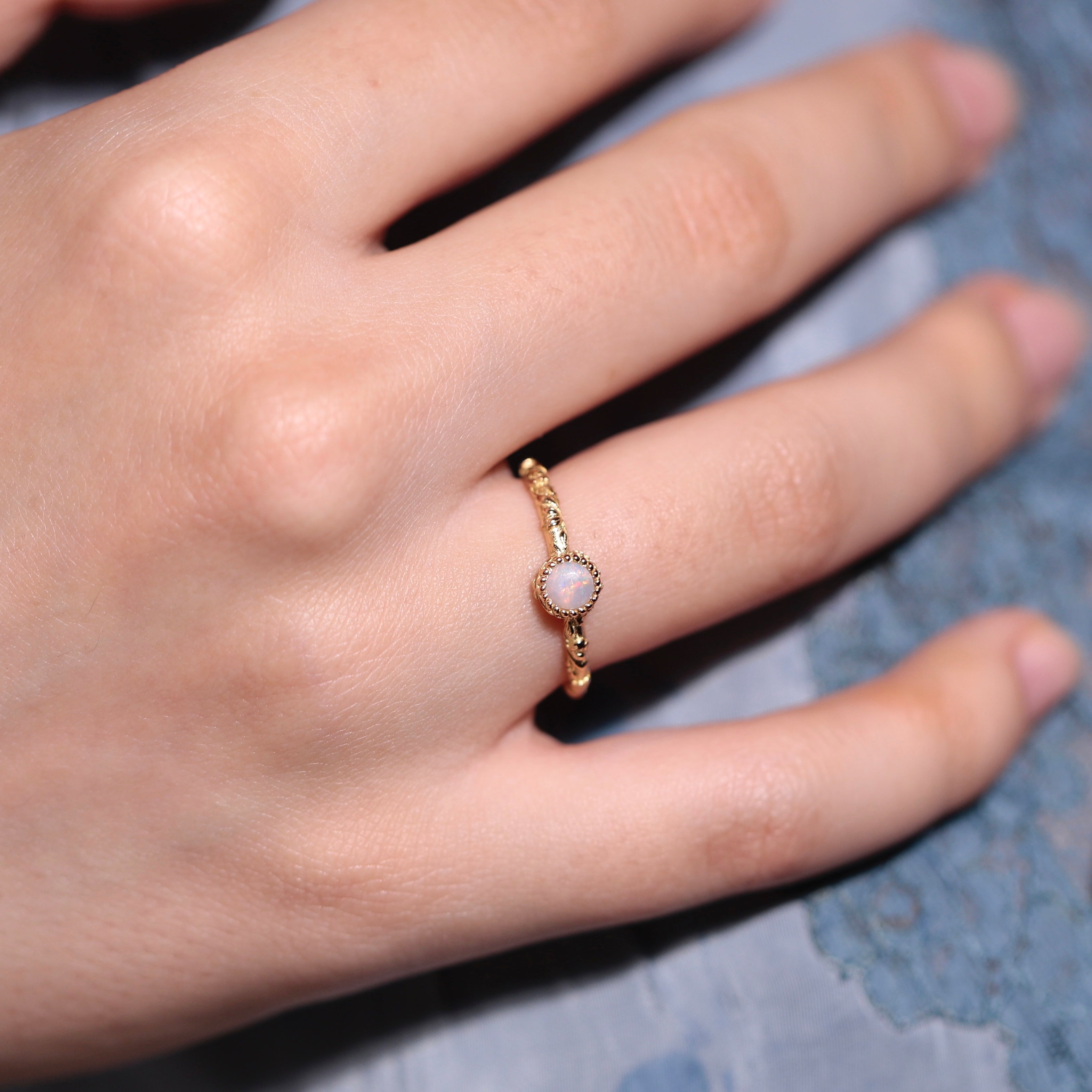 bague solitaire opale anneau gravé style ancien