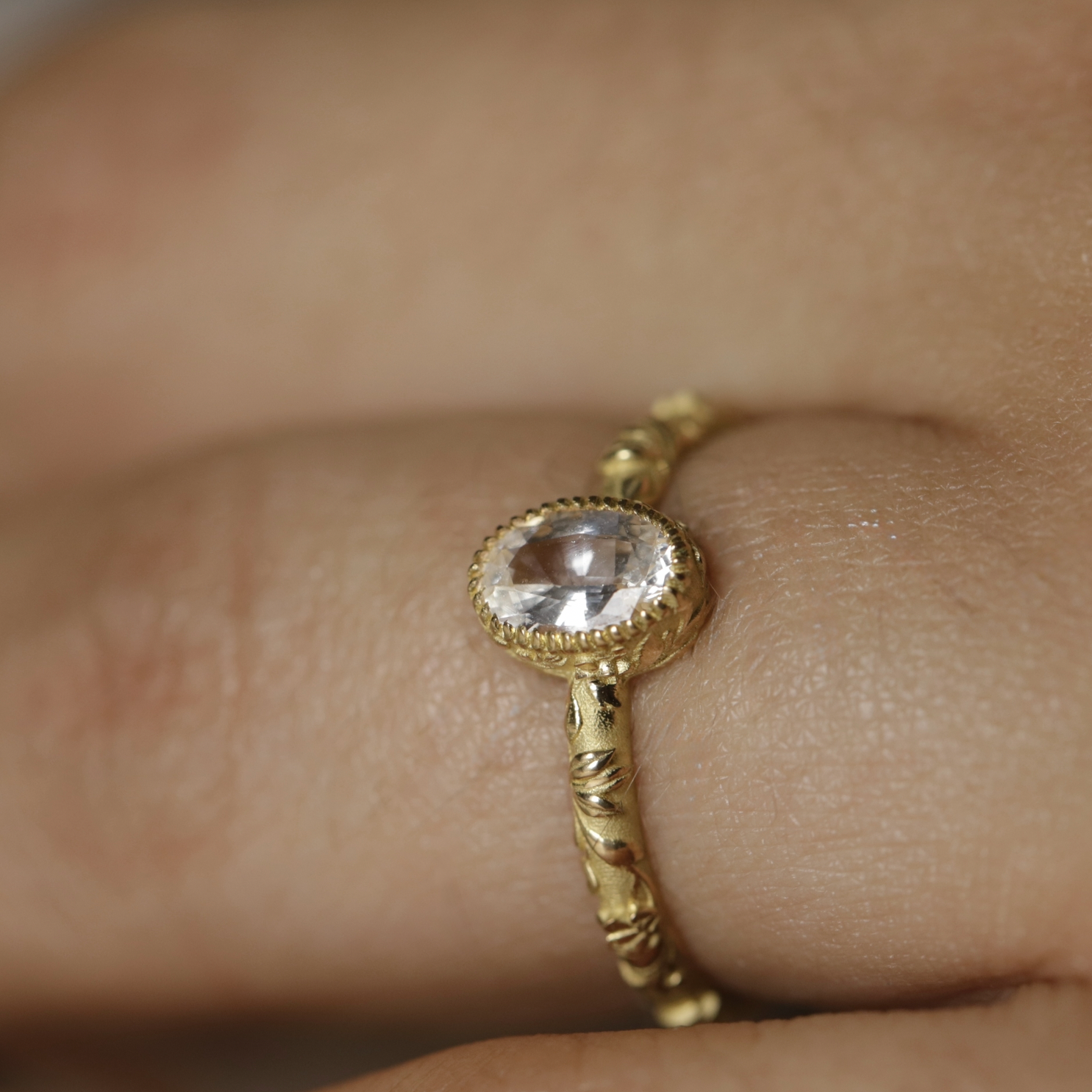 Solitaire saphir blanc et motif feuillage en or 18 carats recyclé style vintage
