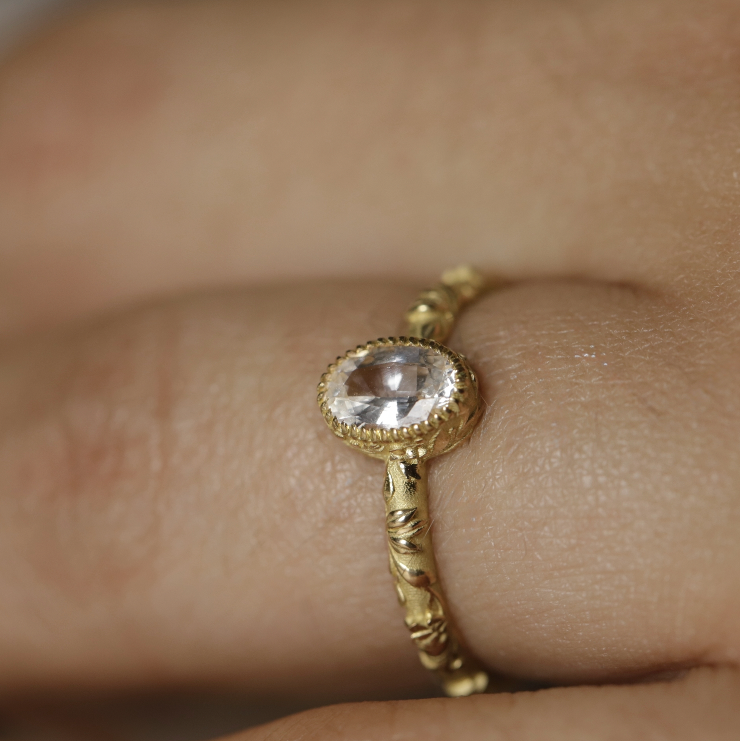 Solitaire saphir blanc et motif feuillage en or 18 carats recyclé style vintage
