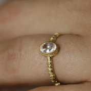 Solitaire saphir blanc et motif feuillage en or 18 carats recyclé style vintage
